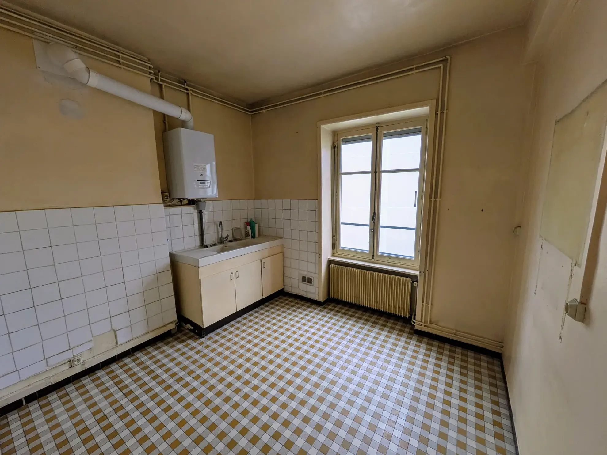Appartement T3 à rénover de 55m² à Monplaisir, Lyon, idéal pour investissement 