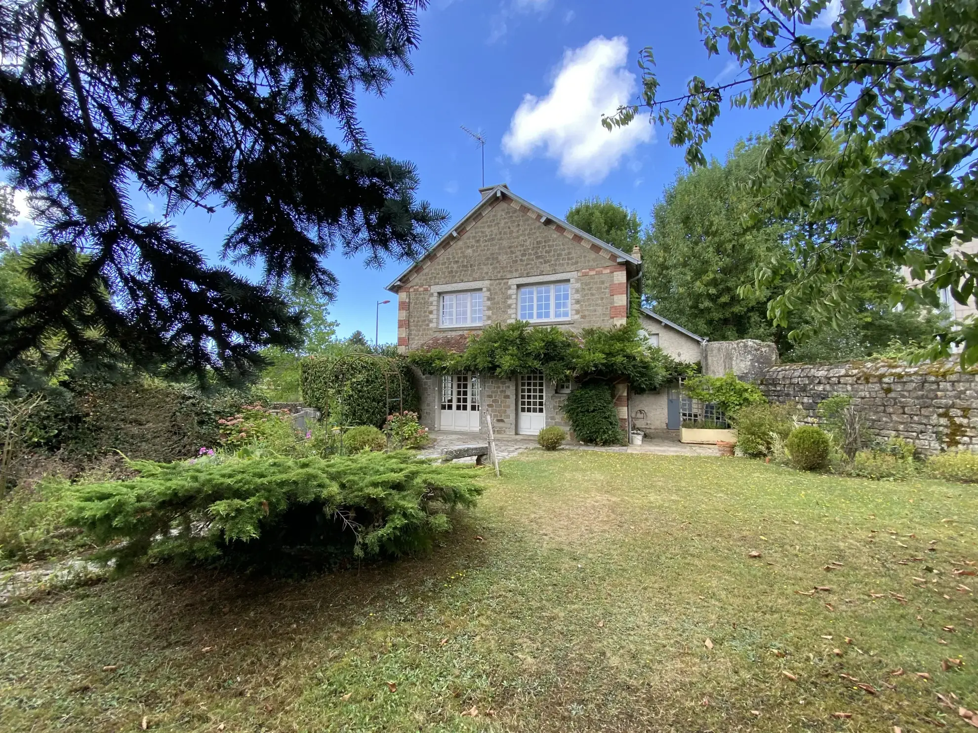 Villa lumineuse avec jardin et parking privé à La Ferté Macé - Opportunité à ne pas manquer