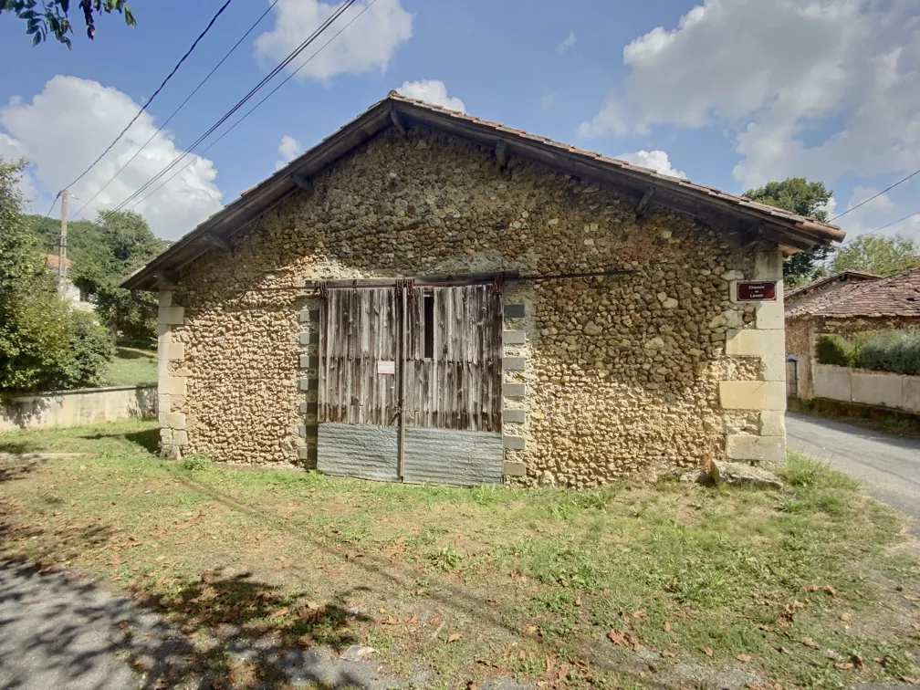 Maison en pierre rénovée de 80 m² avec dépendances en Dordogne, proche Périgueux et Bergerac 
