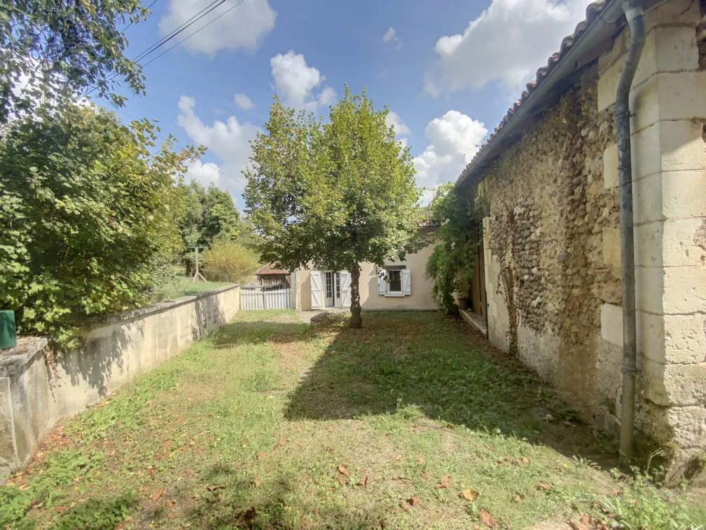 Maison en pierre rénovée de 80 m² avec dépendances en Dordogne, proche Périgueux et Bergerac 