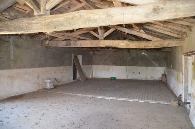 Ancienne ferme en pierres à rénover à Saint Jean d'Hermine - 138 m² 