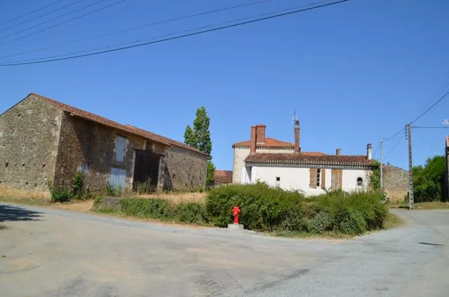 Ancienne ferme en pierres à rénover à Saint Jean d'Hermine - 138 m² 