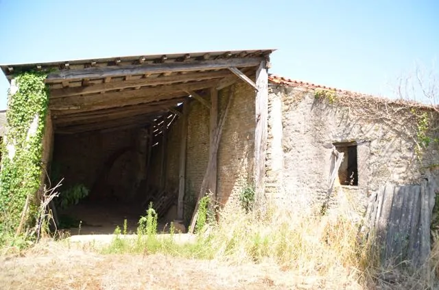 Ancienne ferme en pierres à rénover à Saint Jean d'Hermine - 138 m² 