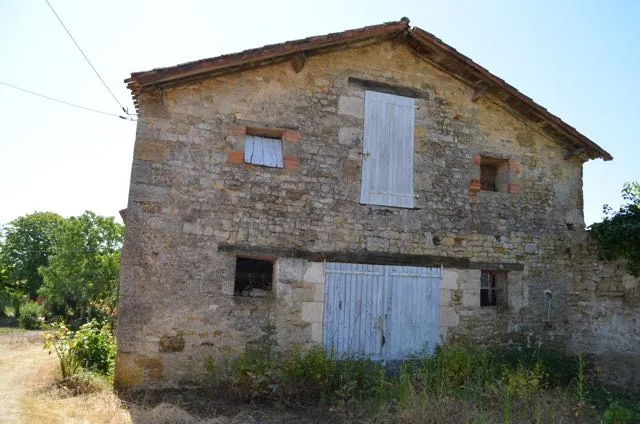 Ancienne ferme en pierres à rénover à Saint Jean d'Hermine - 138 m² 