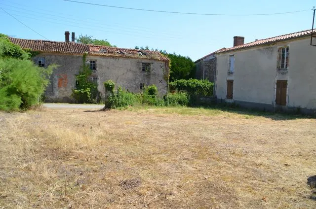 Ancienne ferme en pierres à rénover à Saint Jean d'Hermine - 138 m² 
