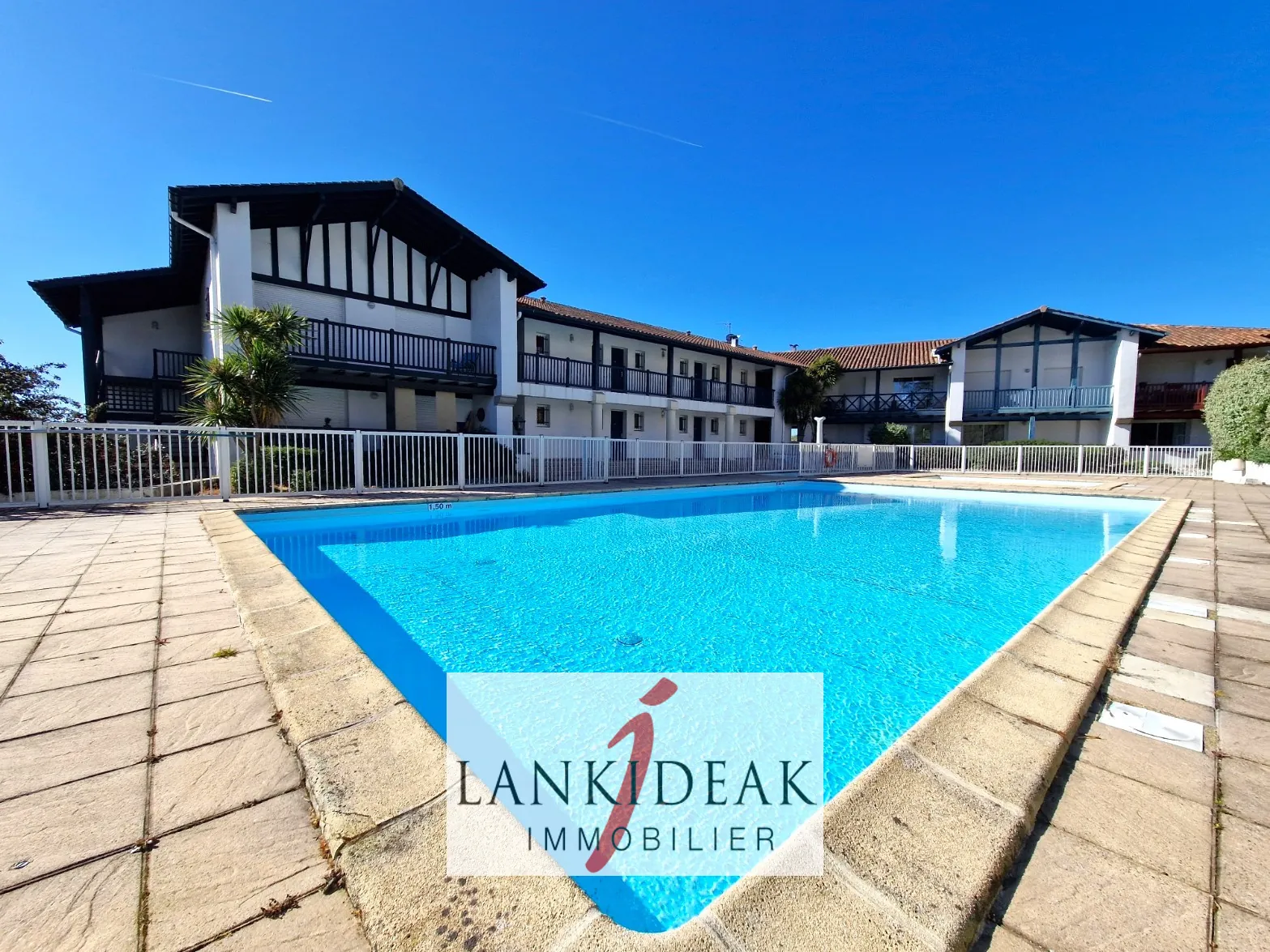 Bel appartement T2 bis avec terrasse, piscine et vue golf à Bassussarry 