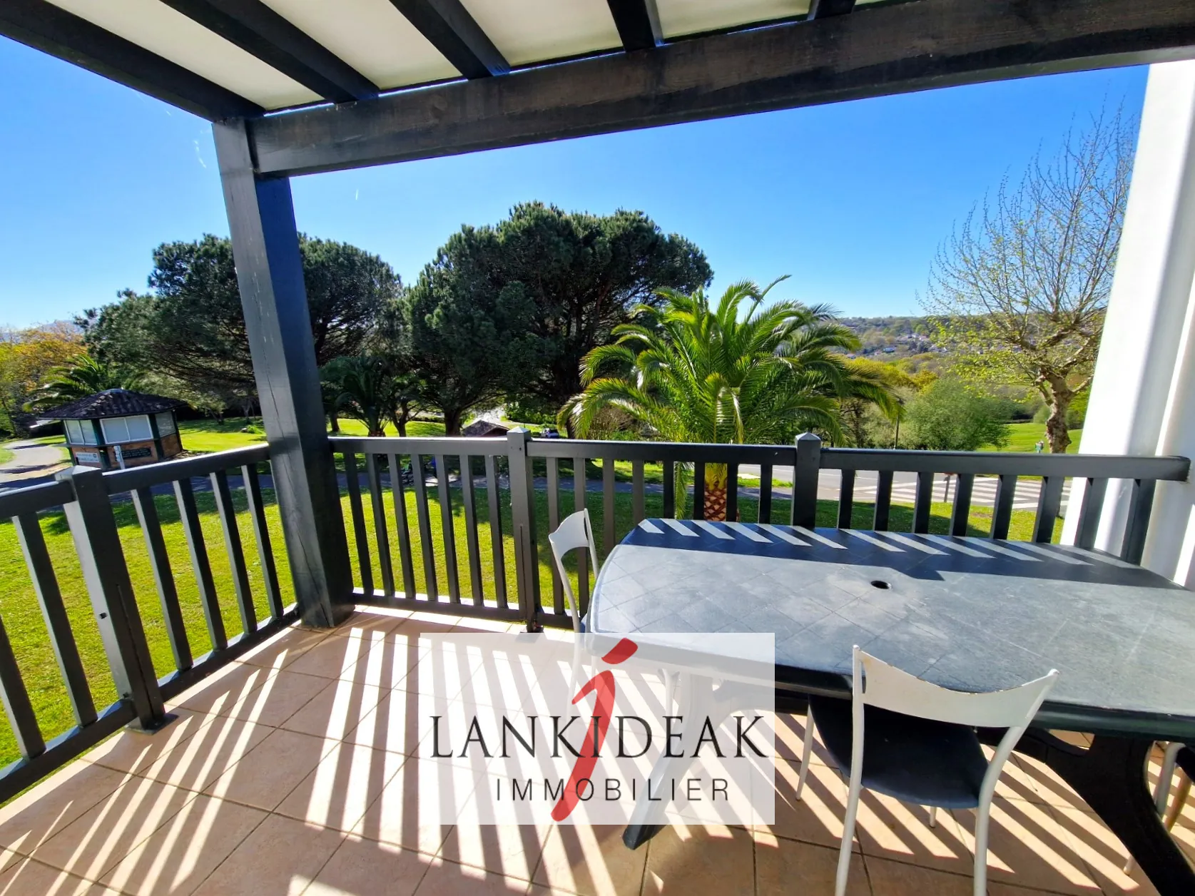 Bel appartement T2 bis avec terrasse, piscine et vue golf à Bassussarry 