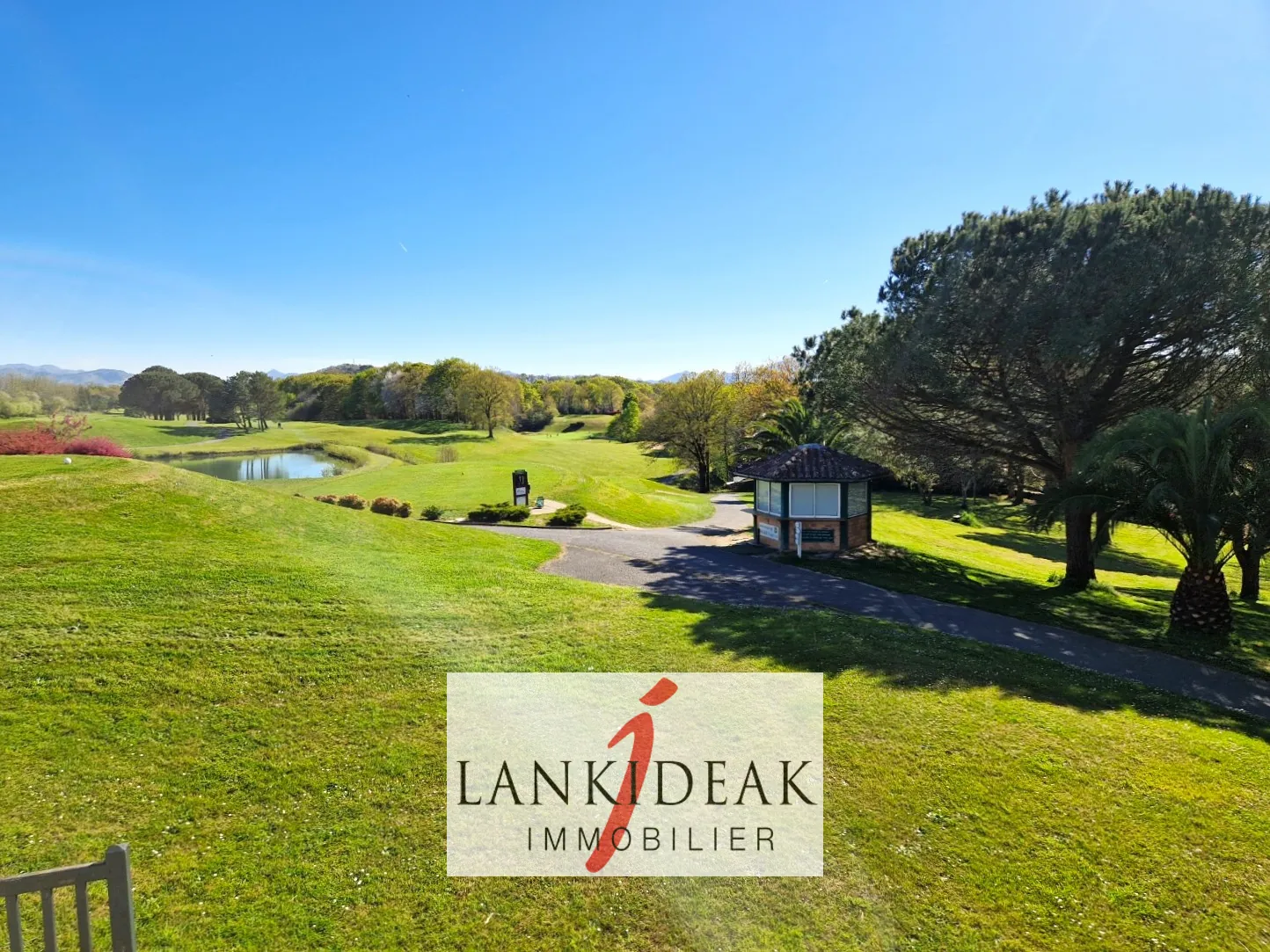 Bel appartement T2 bis avec terrasse, piscine et vue golf à Bassussarry 