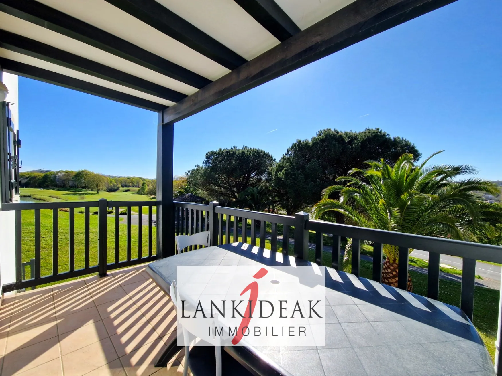 Bel appartement T2 bis avec terrasse, piscine et vue golf à Bassussarry