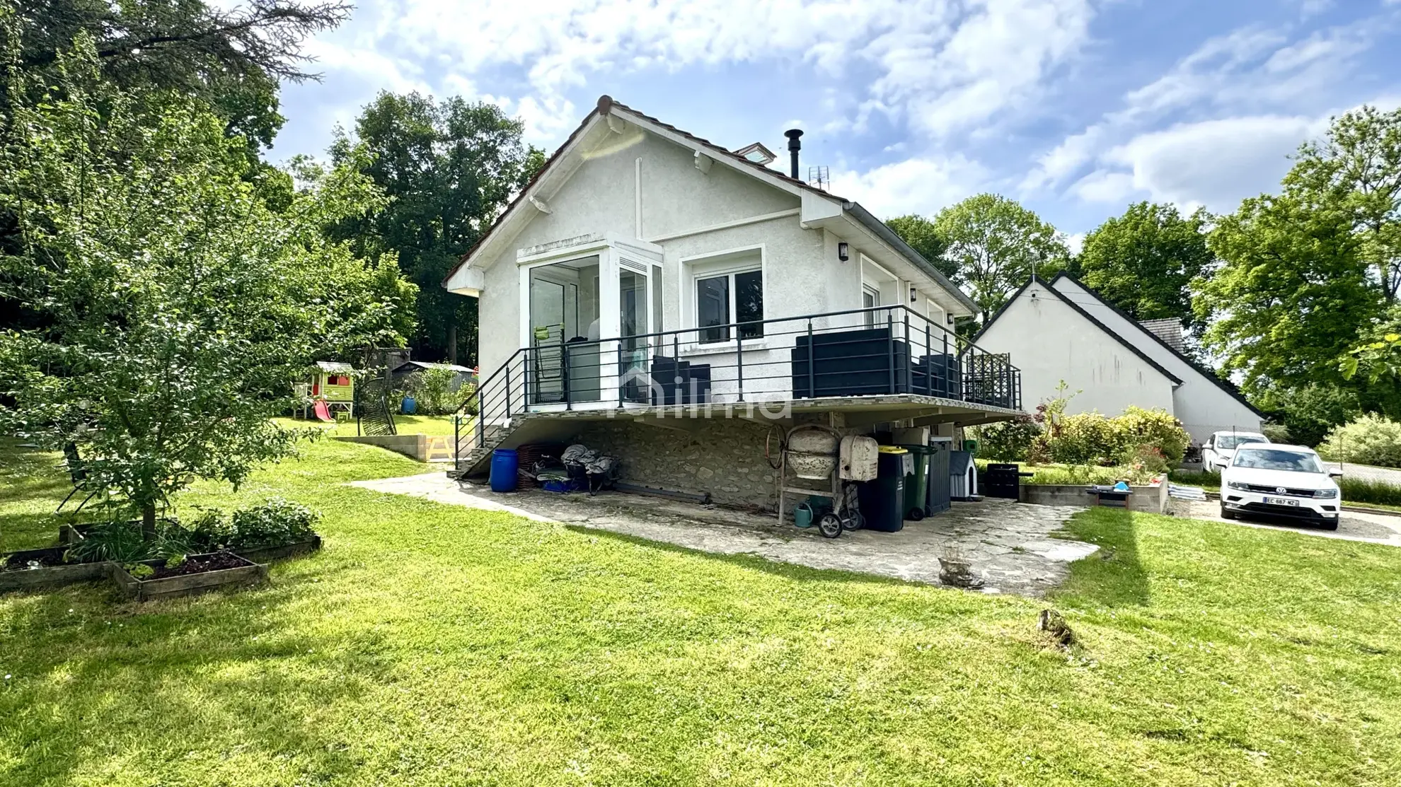 Charmante maison rénovée avec vue dégagée et grand terrain à Saint-Jean-les-Deux-Jumeaux 
