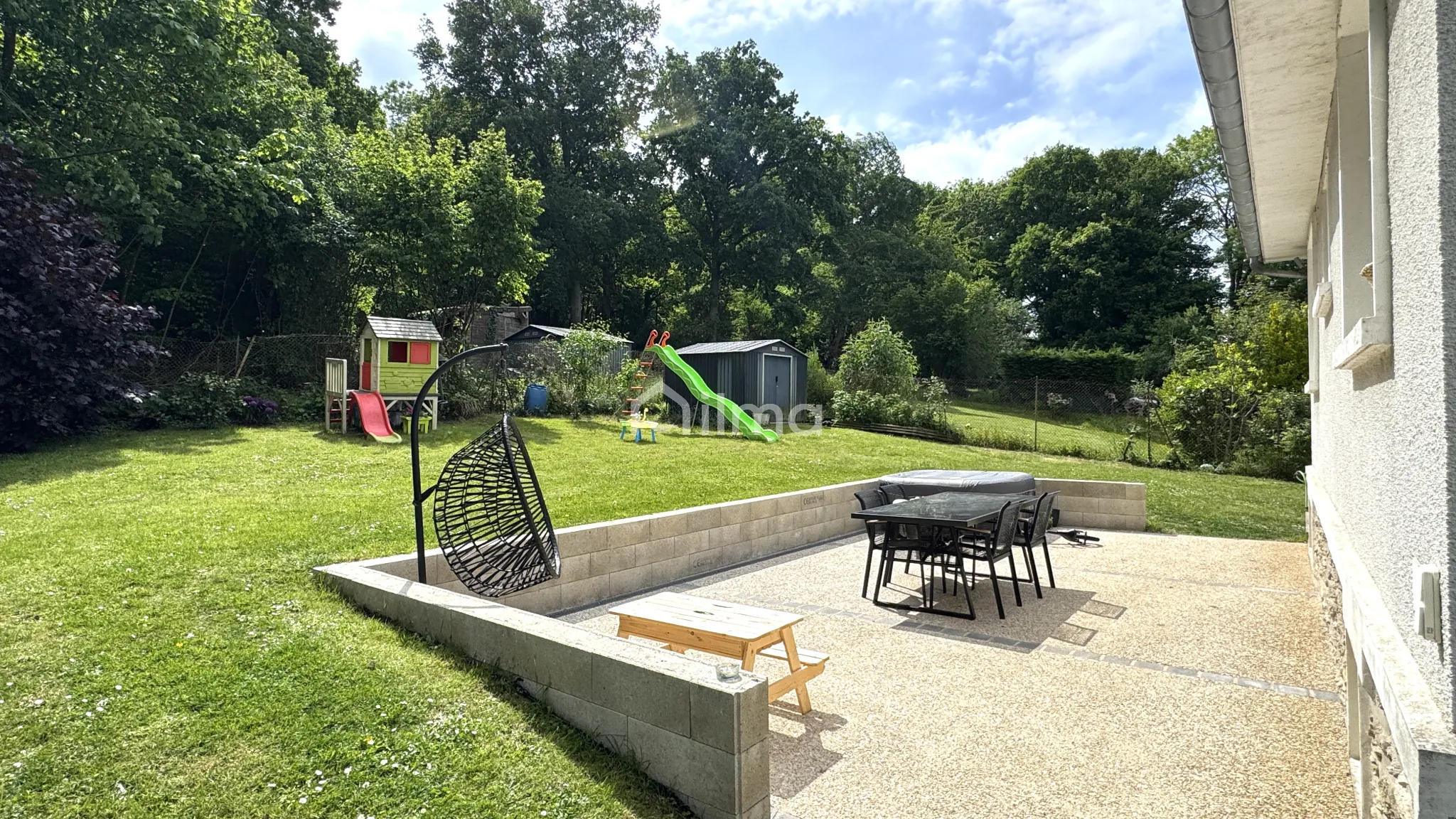 Charmante maison rénovée avec vue dégagée et grand terrain à Saint-Jean-les-Deux-Jumeaux 