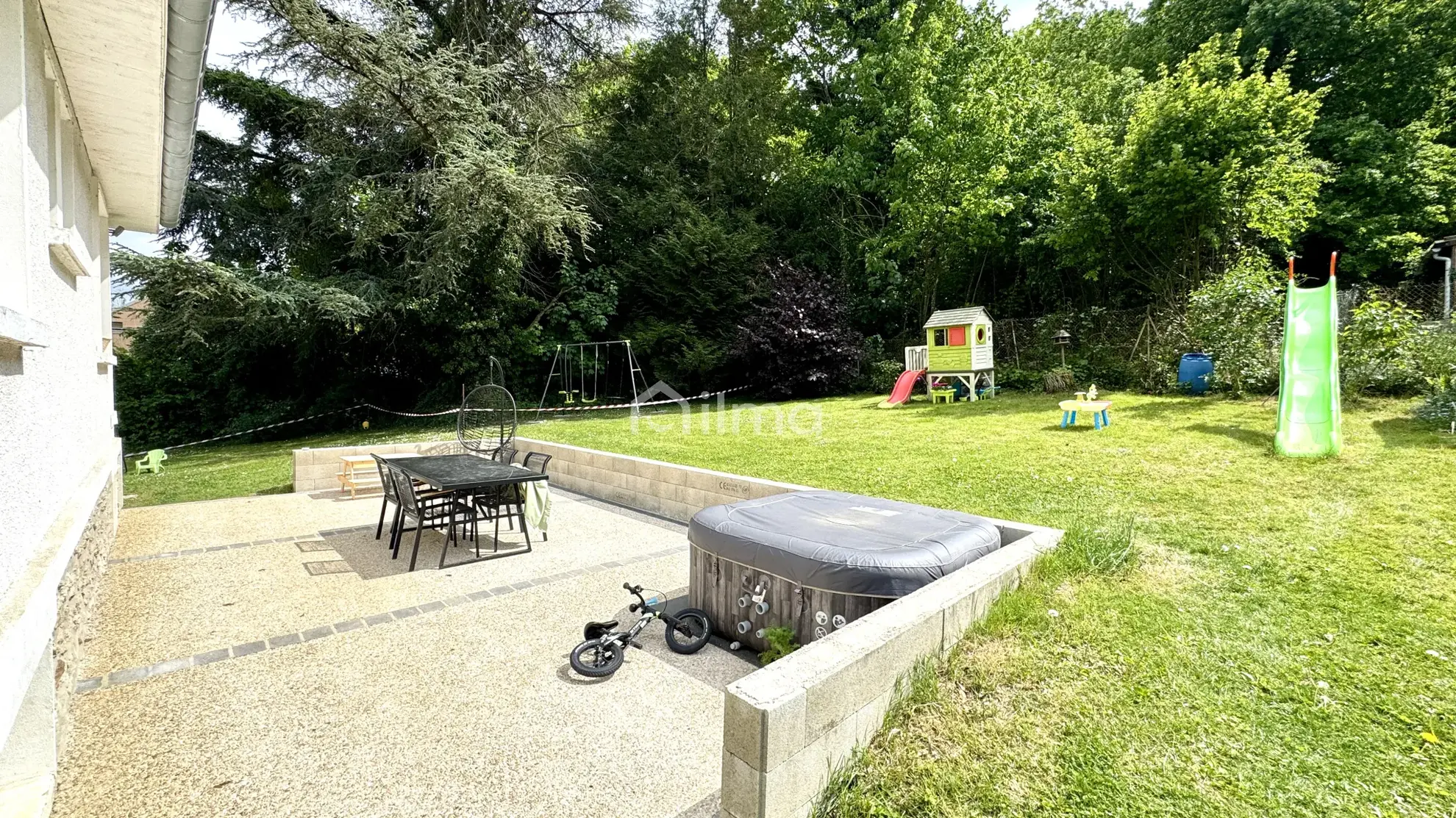 Charmante maison rénovée avec vue dégagée et grand terrain à Saint-Jean-les-Deux-Jumeaux 