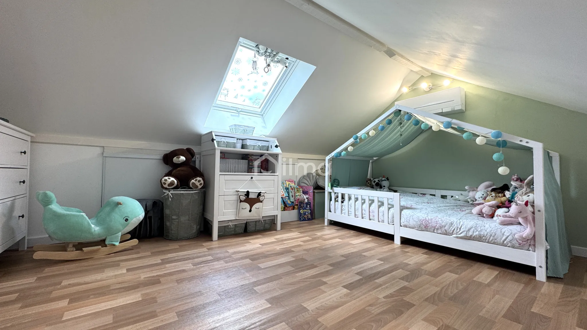 Charmante maison rénovée avec vue dégagée et grand terrain à Saint-Jean-les-Deux-Jumeaux 