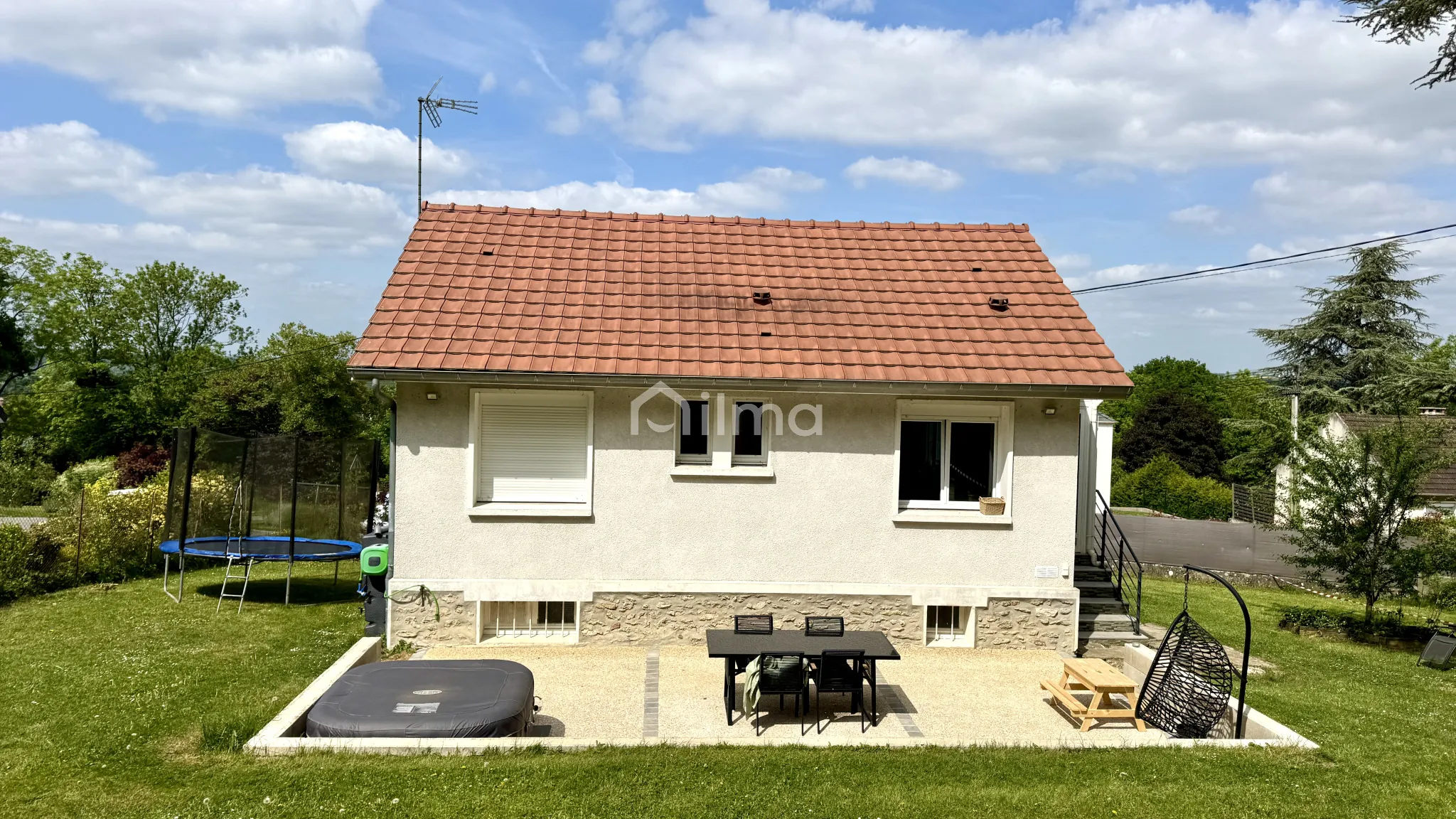 Charmante maison rénovée avec vue dégagée et grand terrain à Saint-Jean-les-Deux-Jumeaux 