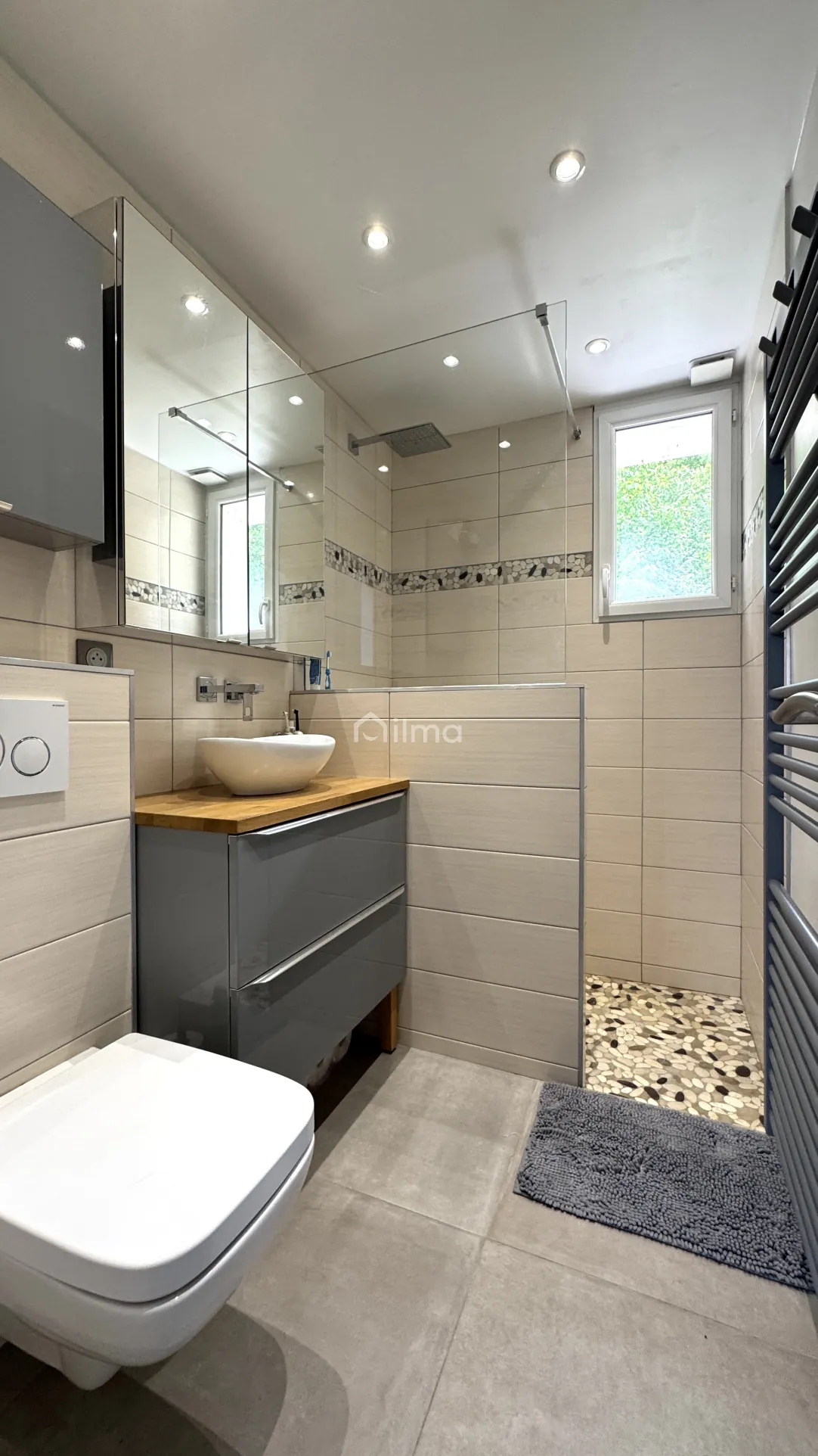 Charmante maison rénovée avec vue dégagée et grand terrain à Saint-Jean-les-Deux-Jumeaux 