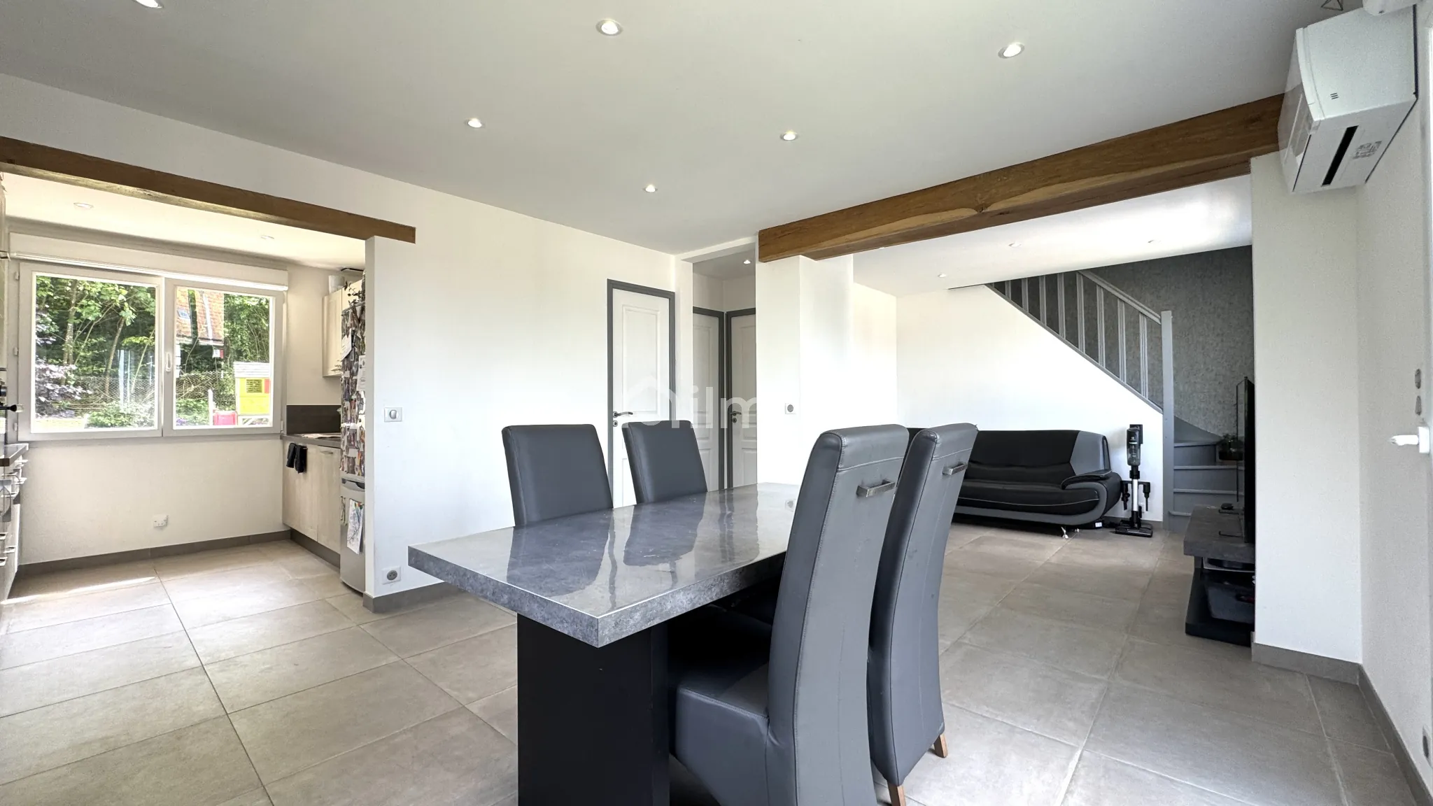 Charmante maison rénovée avec vue dégagée et grand terrain à Saint-Jean-les-Deux-Jumeaux 