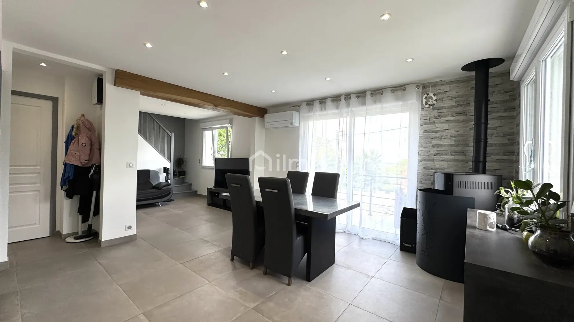 Charmante maison rénovée avec vue dégagée et grand terrain à Saint-Jean-les-Deux-Jumeaux 