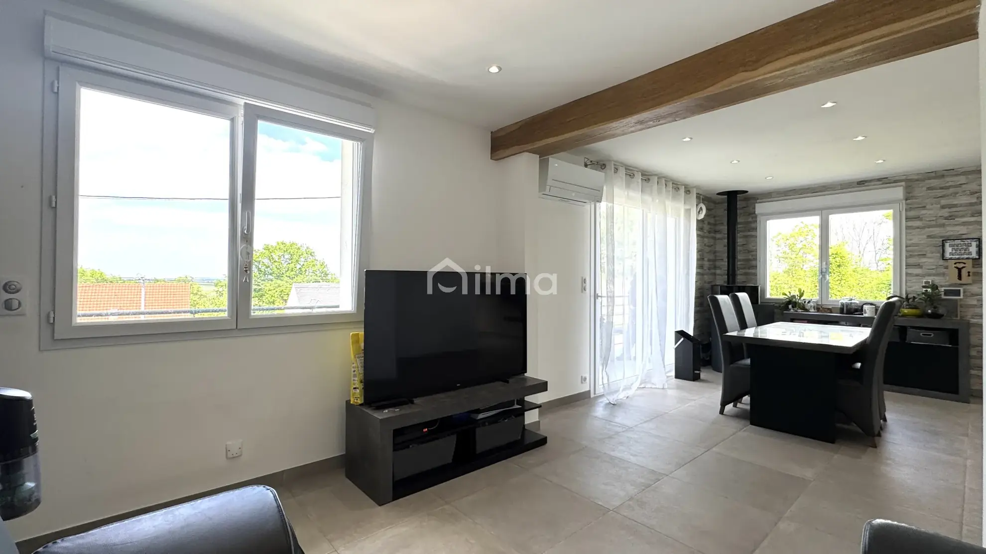 Charmante maison rénovée avec vue dégagée et grand terrain à Saint-Jean-les-Deux-Jumeaux 