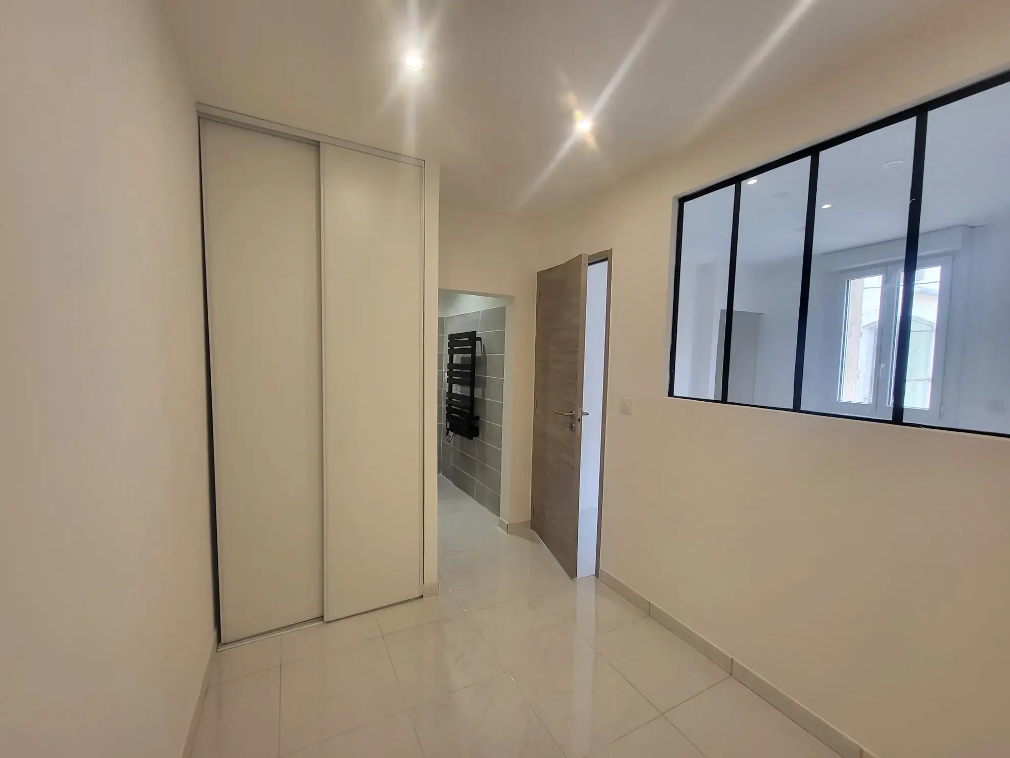 Maison de ville rénovée à Florensac - 40m² avec pièce de vie et étage 