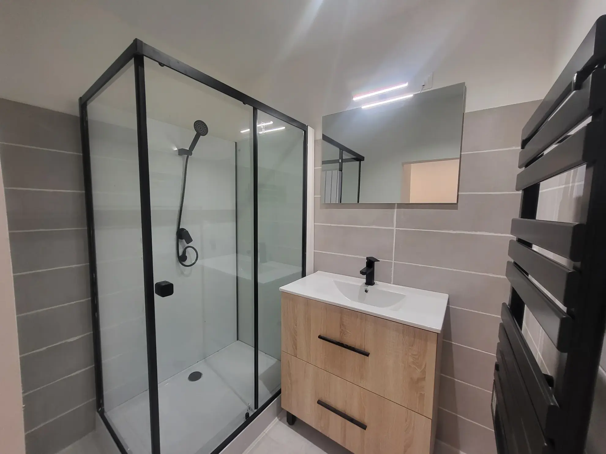 Maison de ville rénovée à Florensac - 40m² avec pièce de vie et étage 