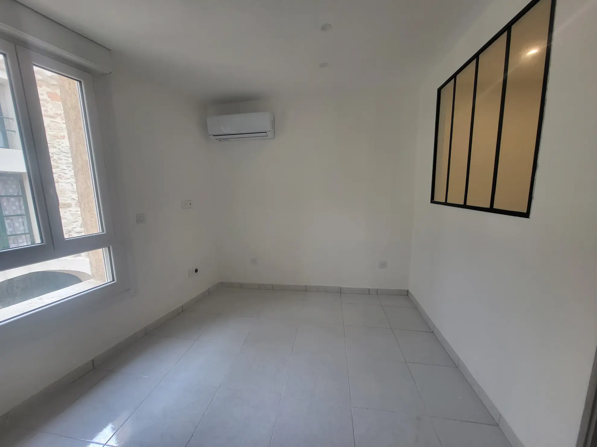 Maison de ville rénovée à Florensac - 40m² avec pièce de vie et étage 