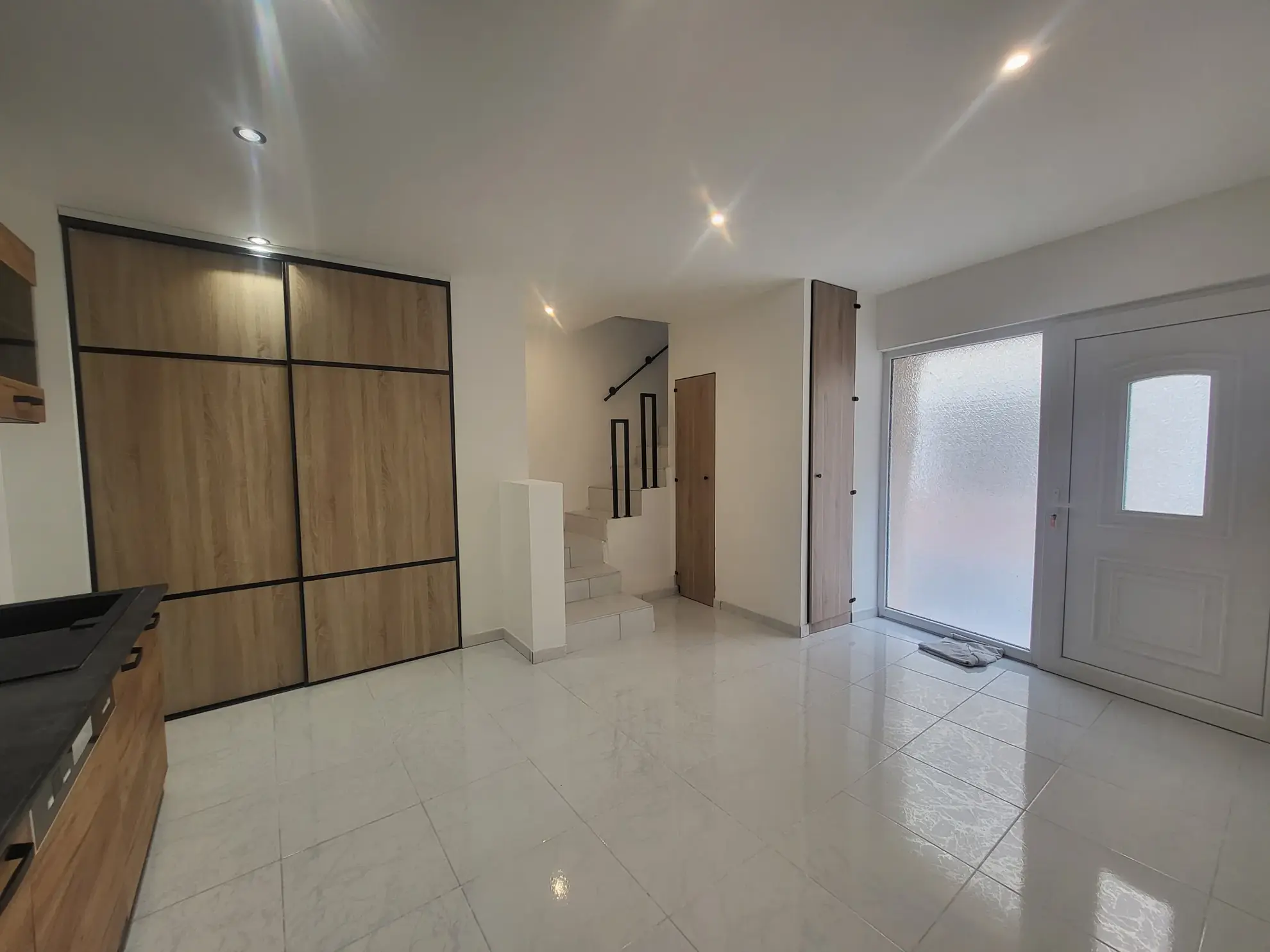 Maison de ville rénovée à Florensac - 40m² avec pièce de vie et étage 