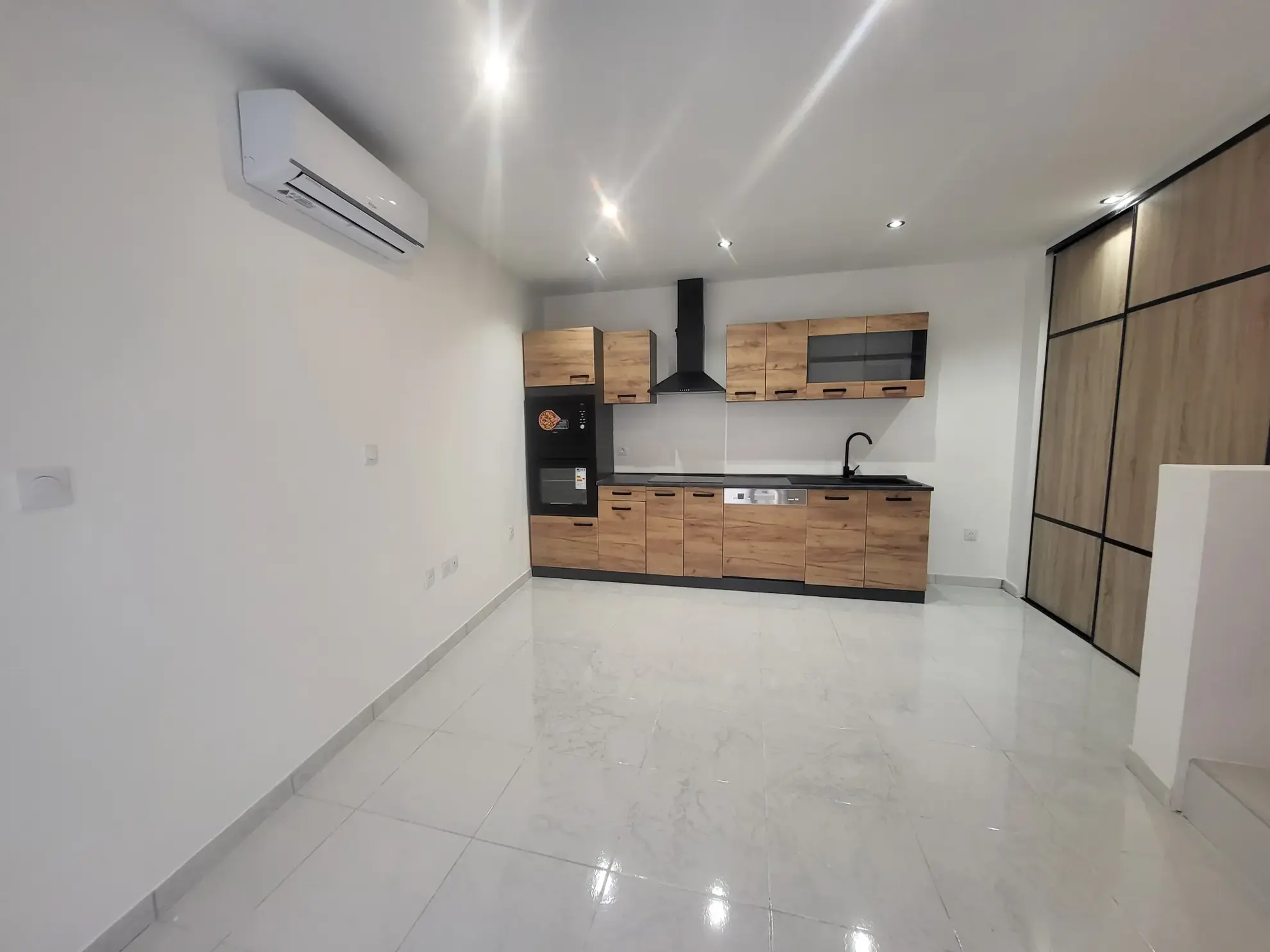 Maison de ville rénovée à Florensac - 40m² avec pièce de vie et étage