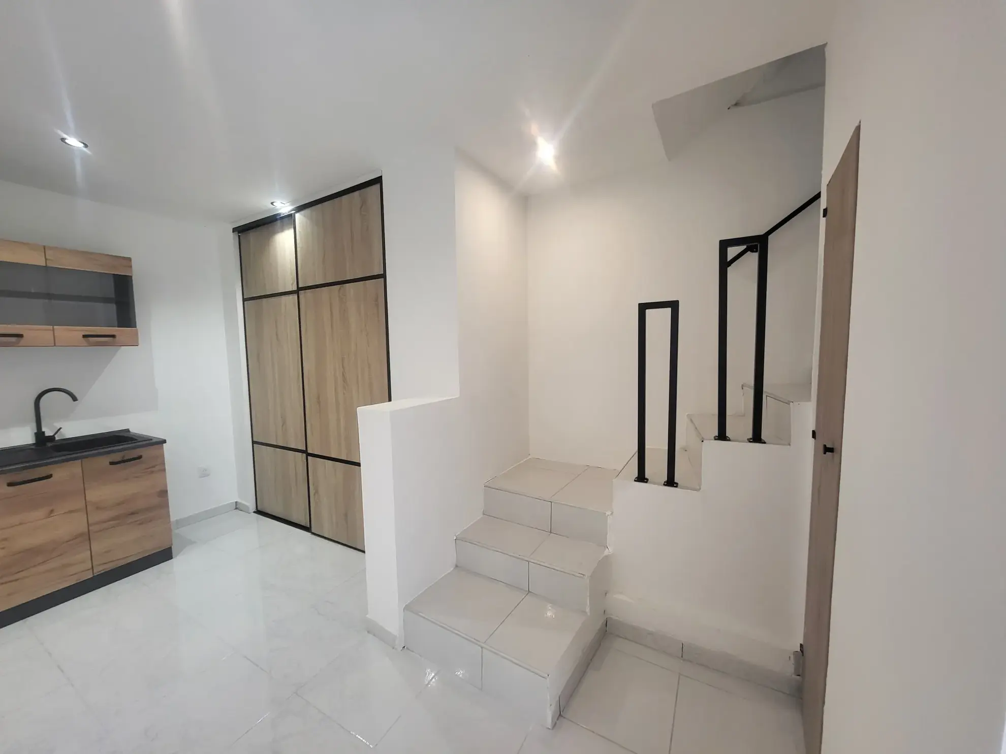 Maison de ville rénovée à Florensac - 40m² avec pièce de vie et étage 