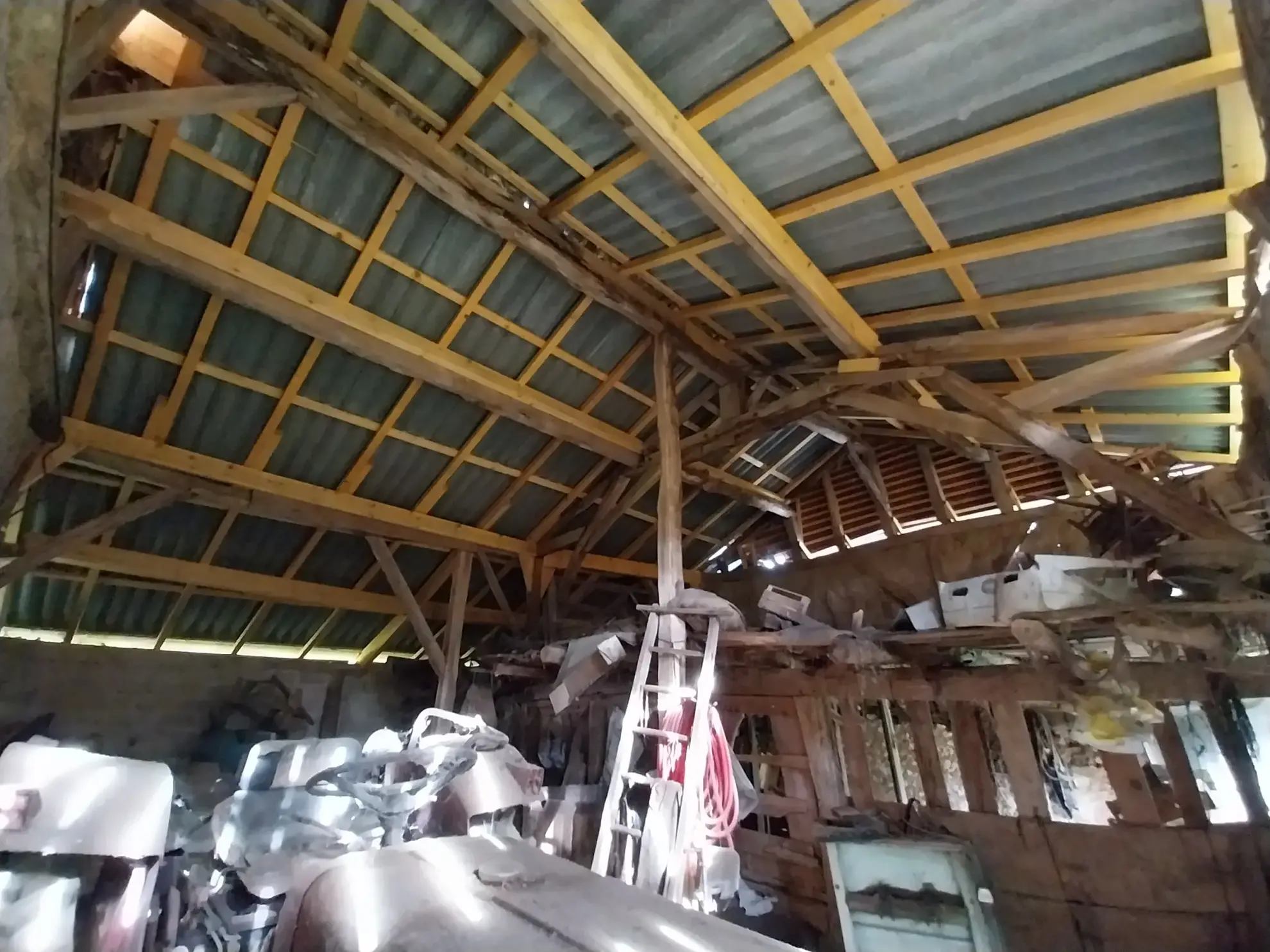 Ensemble immobilier rural de 2 hectares avec maison et dépendances à Saint Laurent des Hommes 