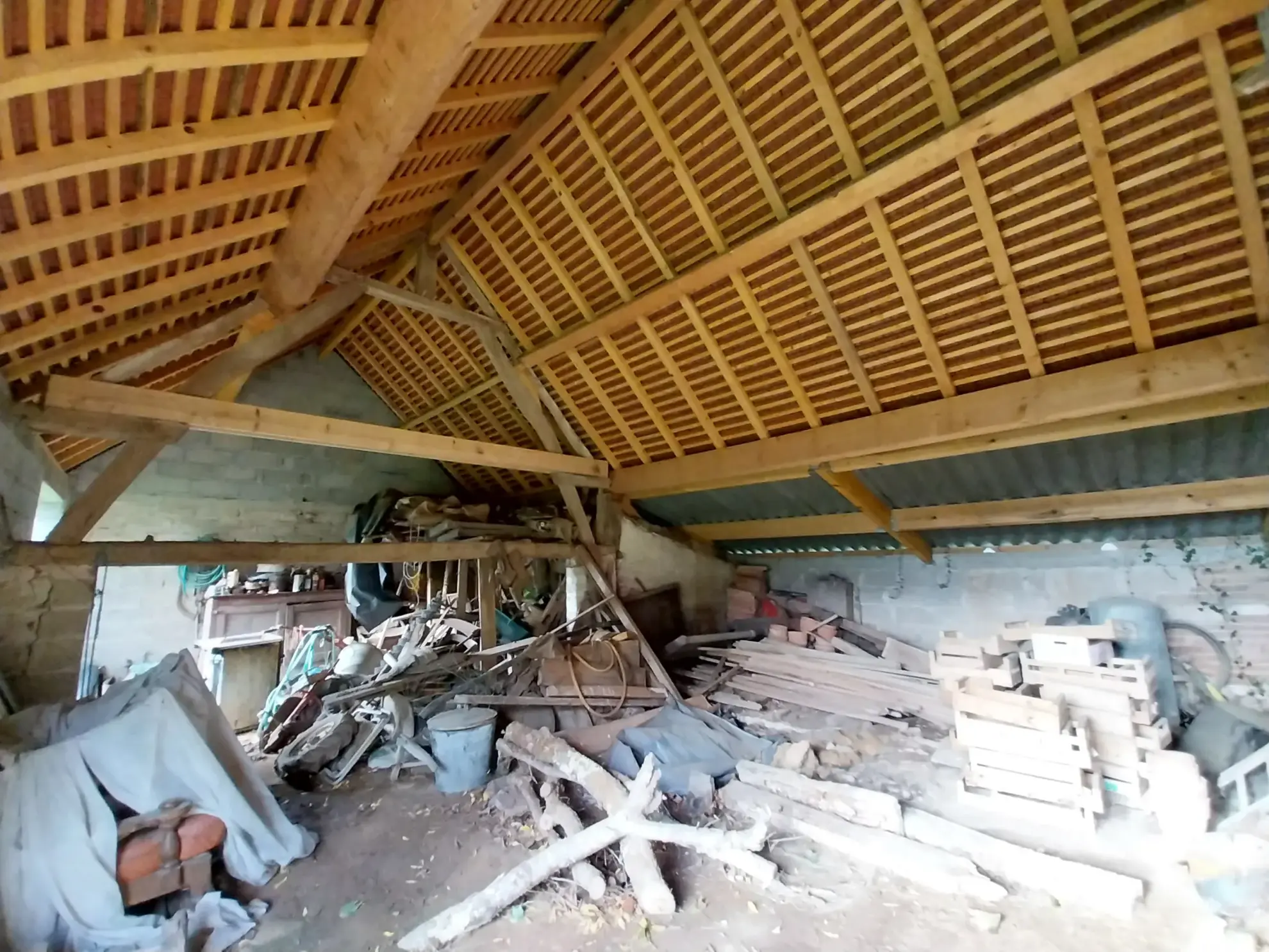 Ensemble immobilier rural de 2 hectares avec maison et dépendances à Saint Laurent des Hommes 