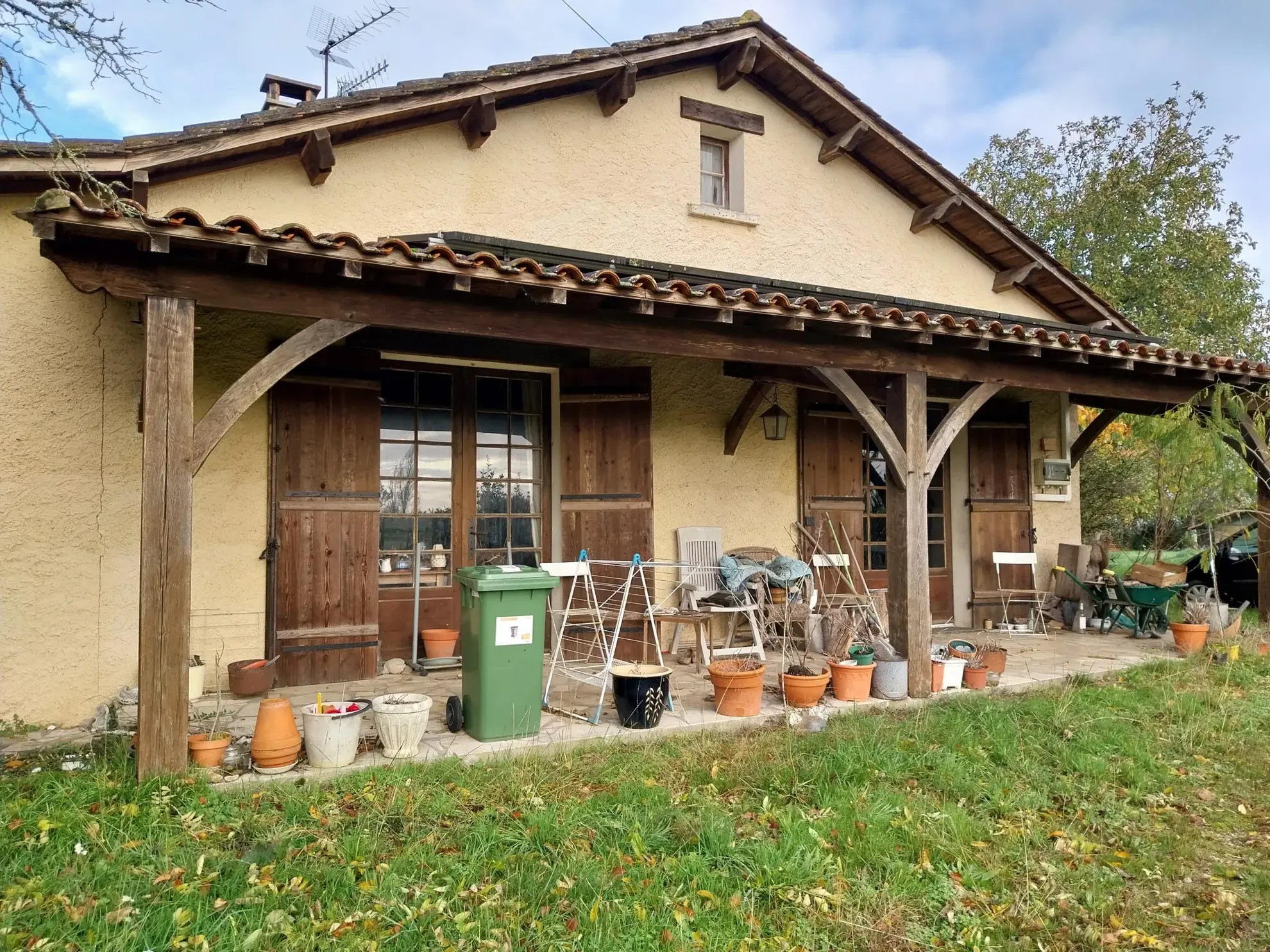 Ensemble immobilier rural de 2 hectares avec maison et dépendances à Saint Laurent des Hommes 