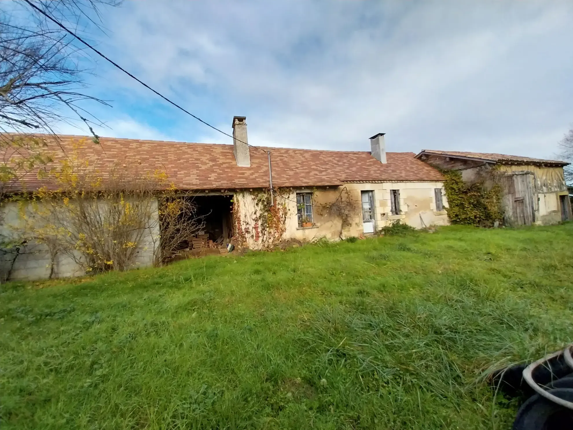 Ensemble immobilier rural de 2 hectares avec maison et dépendances à Saint Laurent des Hommes
