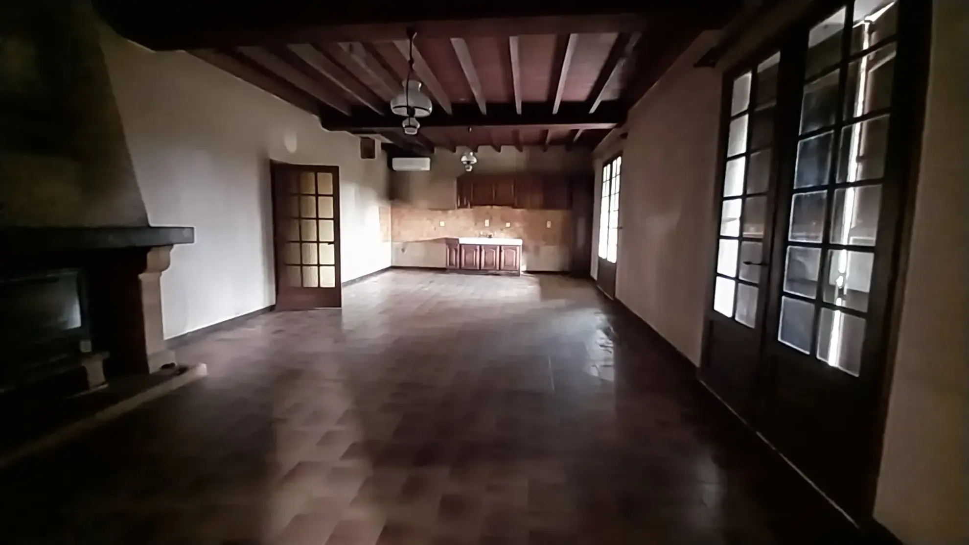 Ensemble immobilier rural de 2 hectares avec maison et dépendances à Saint Laurent des Hommes 