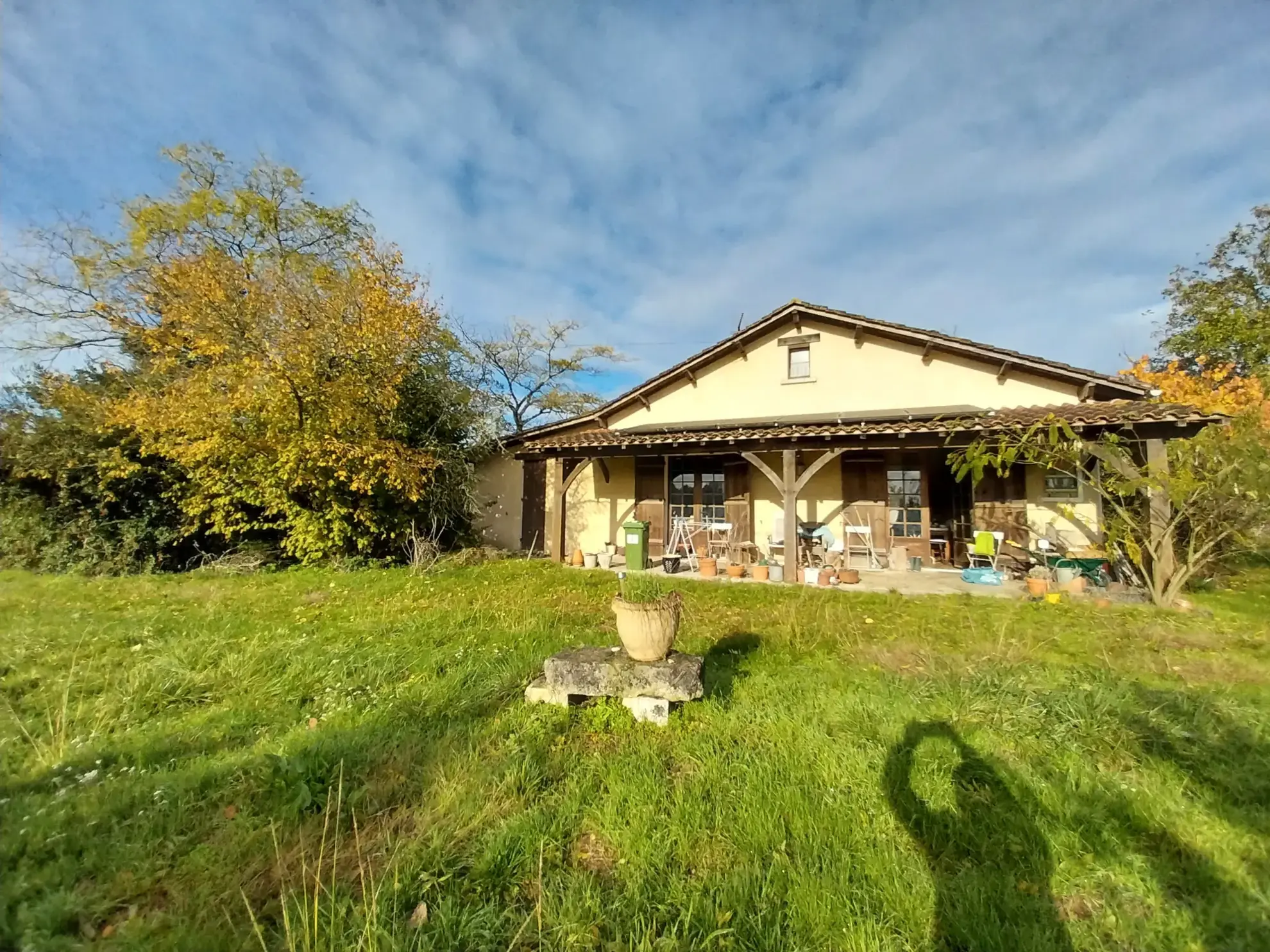Ensemble immobilier rural de 2 hectares avec maison et dépendances à Saint Laurent des Hommes 