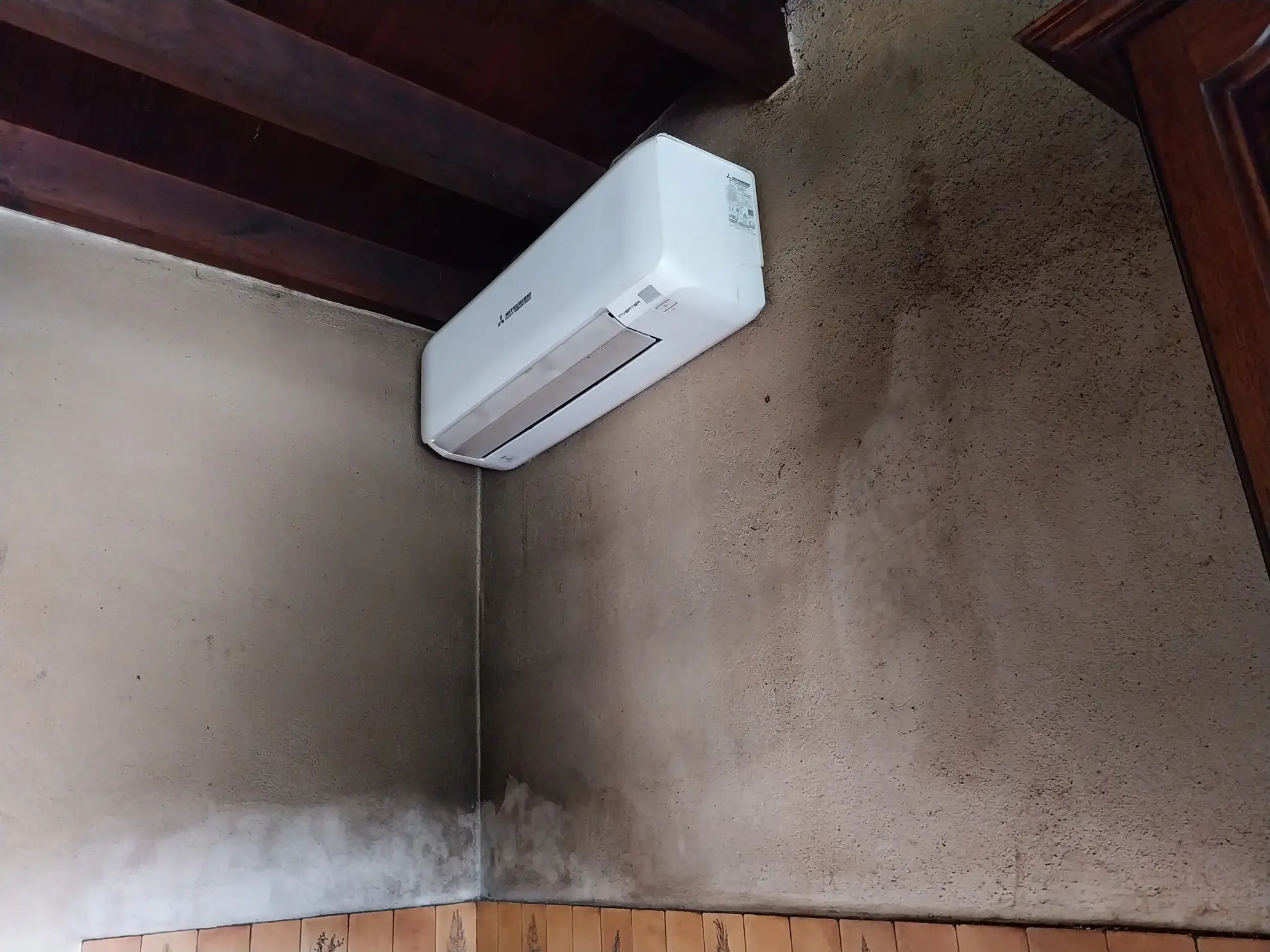 Ensemble immobilier rural de 2 hectares avec maison et dépendances à Saint Laurent des Hommes 