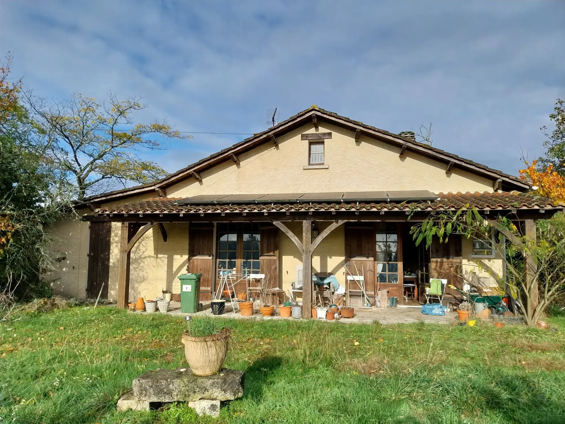 Ensemble immobilier rural de 2 hectares avec maison et dépendances à Saint Laurent des Hommes 