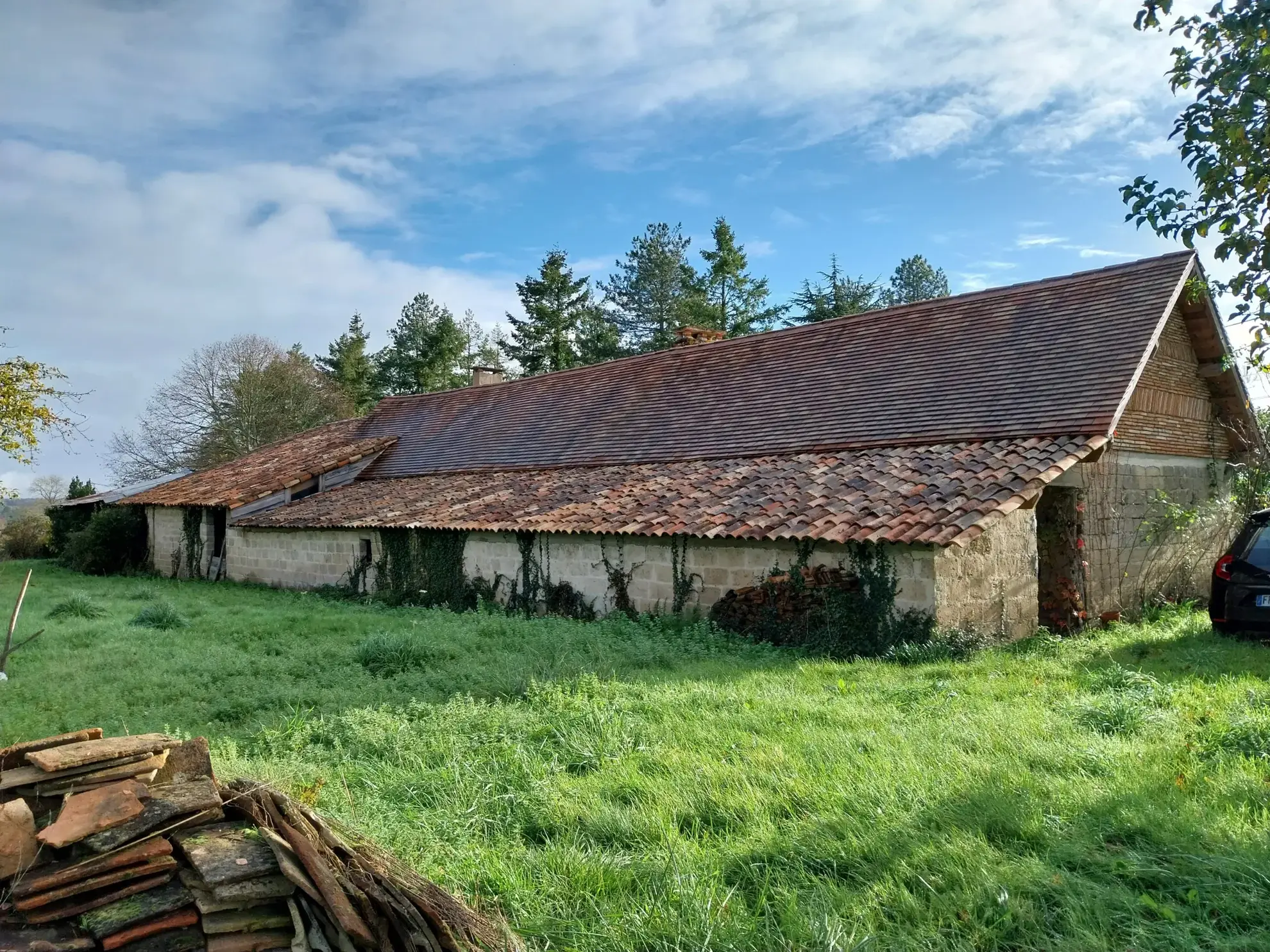 Ensemble immobilier rural de 2 hectares avec maison et dépendances à Saint Laurent des Hommes 