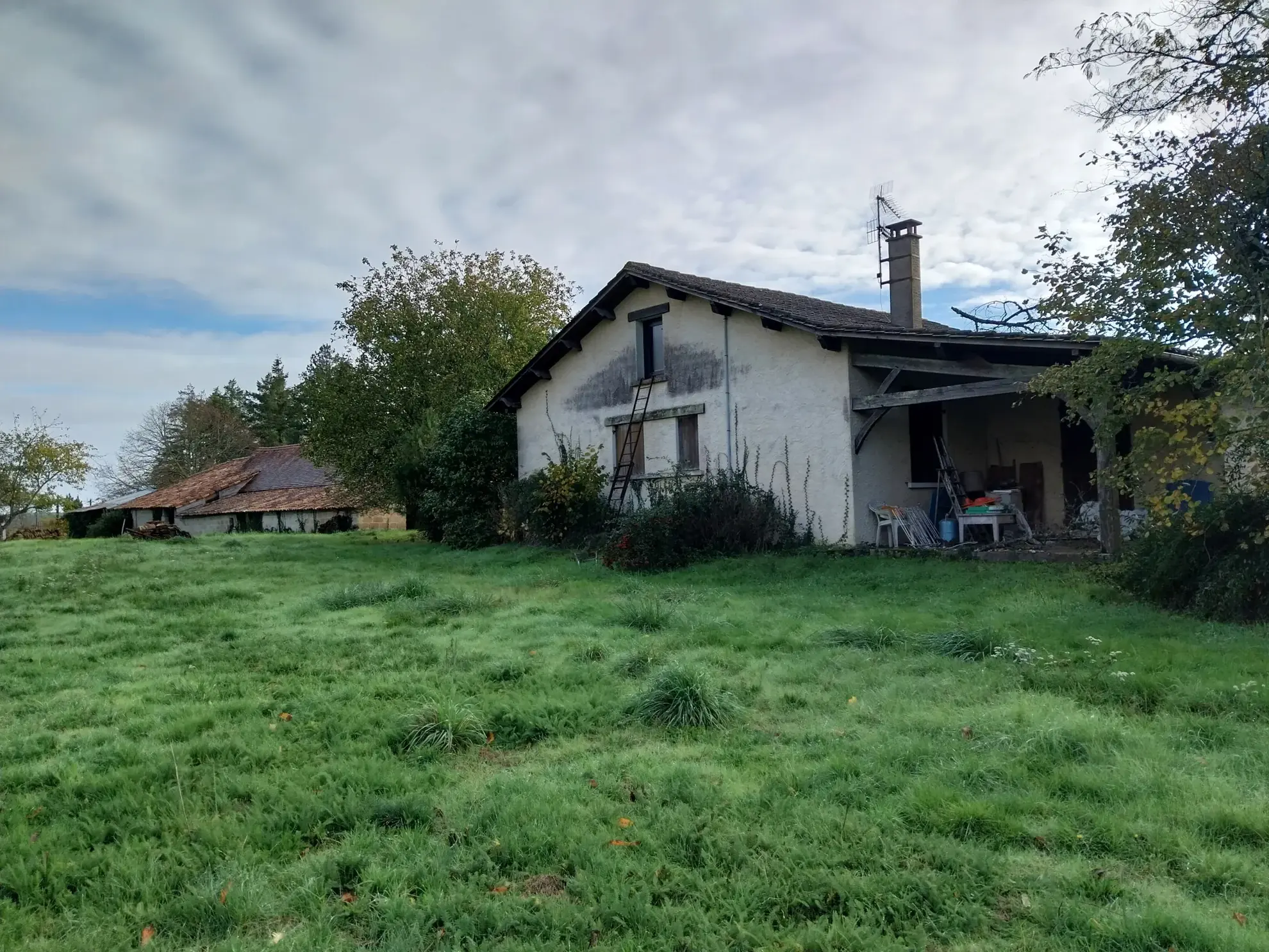 Ensemble immobilier rural de 2 hectares avec maison et dépendances à Saint Laurent des Hommes 