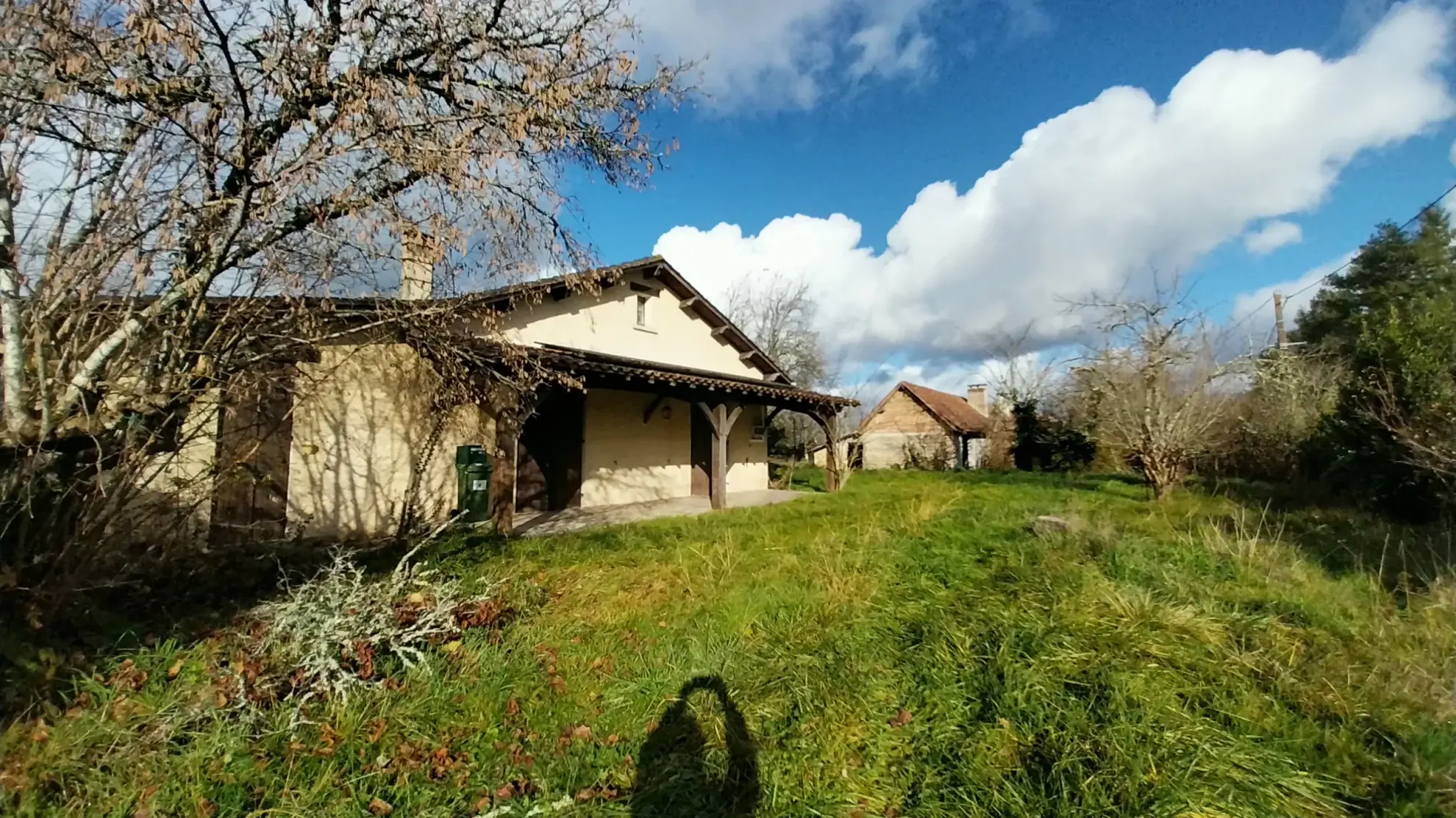 Ensemble immobilier rural de 2 hectares avec maison et dépendances à Saint Laurent des Hommes 