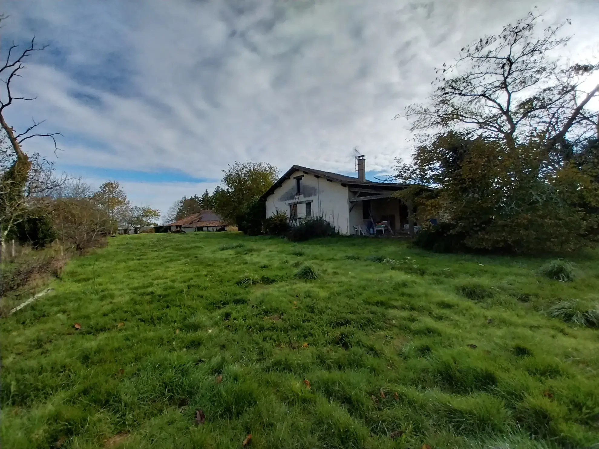 Ensemble immobilier rural de 2 hectares avec maison et dépendances à Saint Laurent des Hommes 