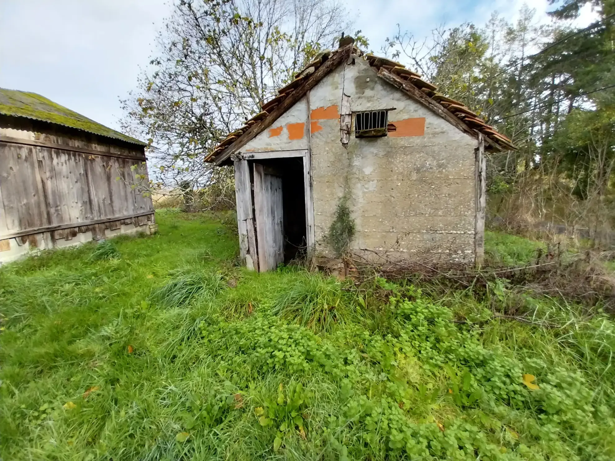Ensemble immobilier rural de 2 hectares avec maison et dépendances à Saint Laurent des Hommes 