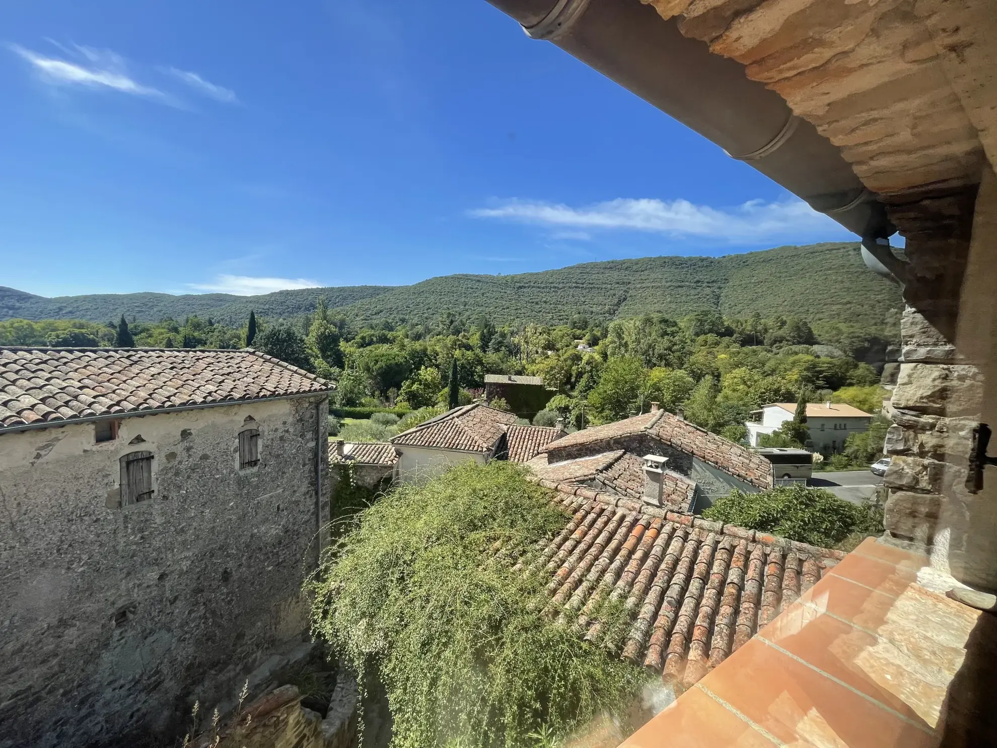 Maison de village en pierre avec vue sur le Gardon à Mialet - Charme et potentiel 