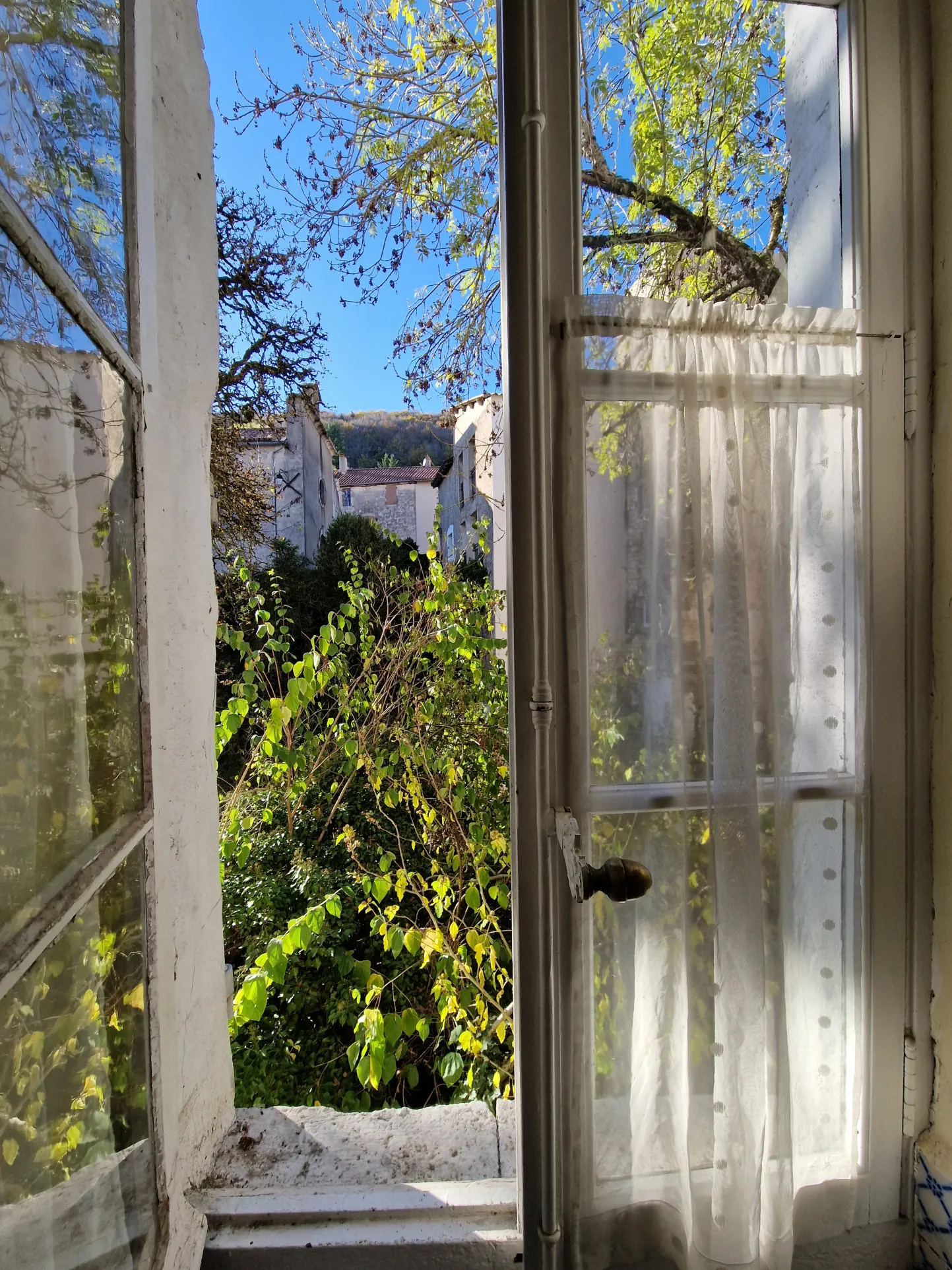 Maison de village historique à Cornus, 248 m² avec ateliers et garages à restaurer 