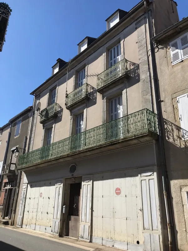 Maison de village historique à Cornus, 248 m² avec ateliers et garages à restaurer 