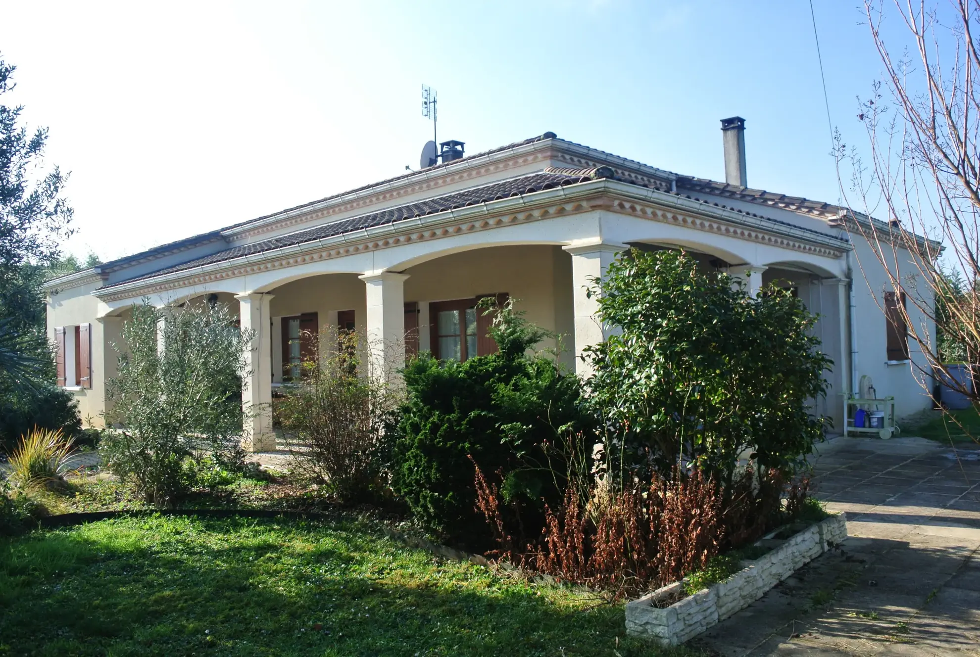 Maison avec 3 chambres, piscine et terrain arboré à Miramont de Guyenne