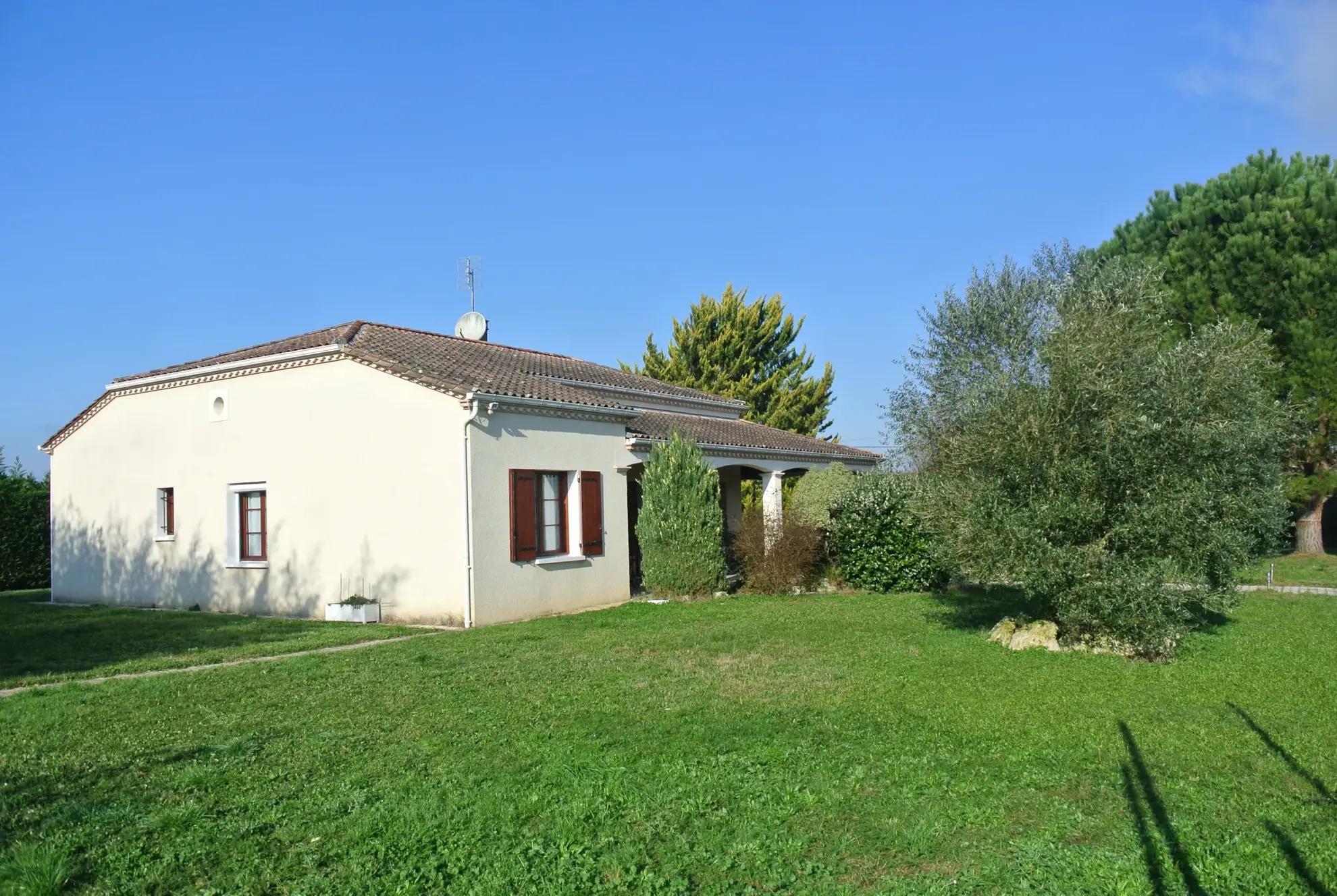 Maison avec 3 chambres, piscine et terrain arboré à Miramont de Guyenne 