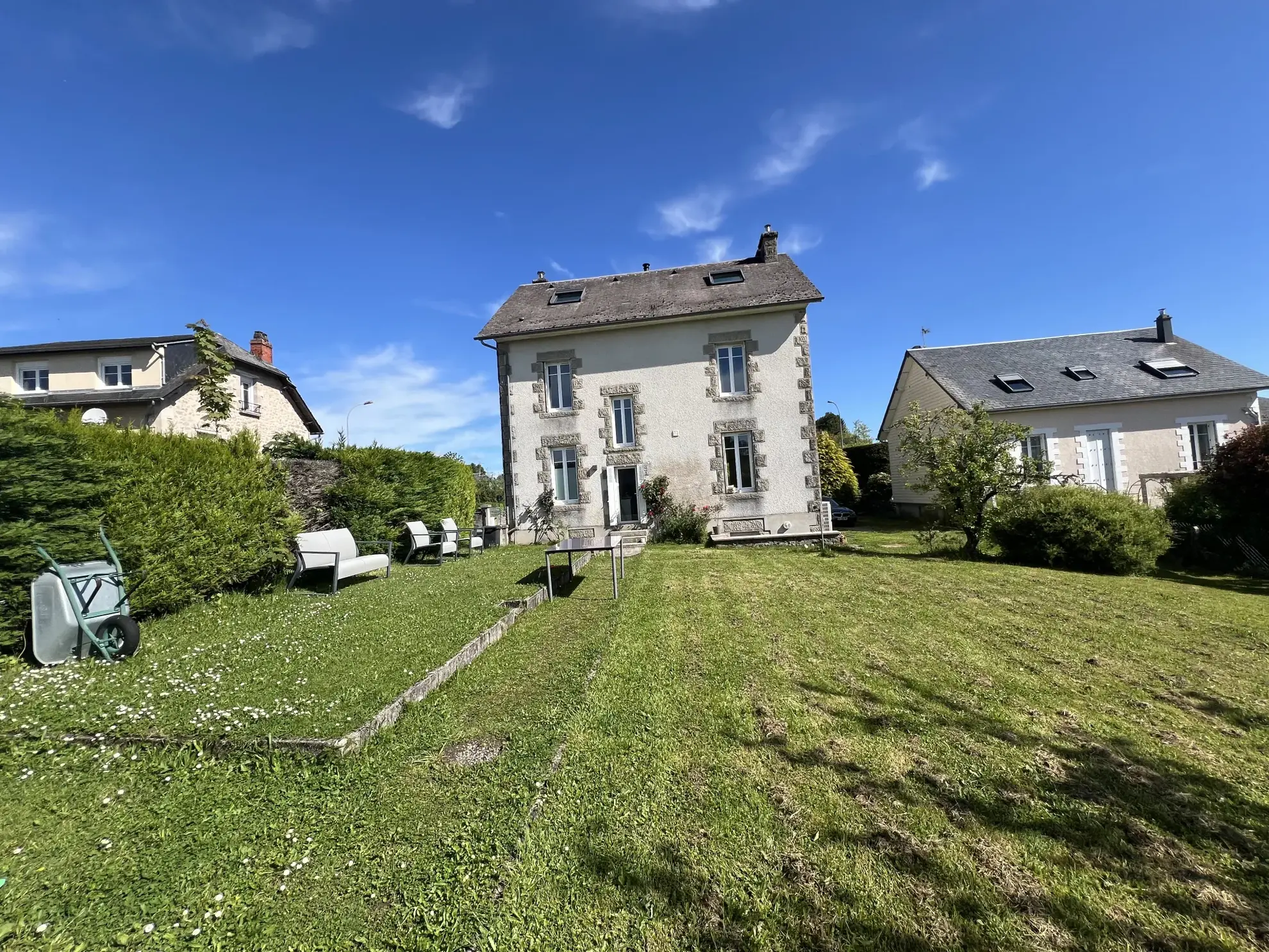 Belle maison en pierre avec cave et terrain clos à Egletons en Corrèze 
