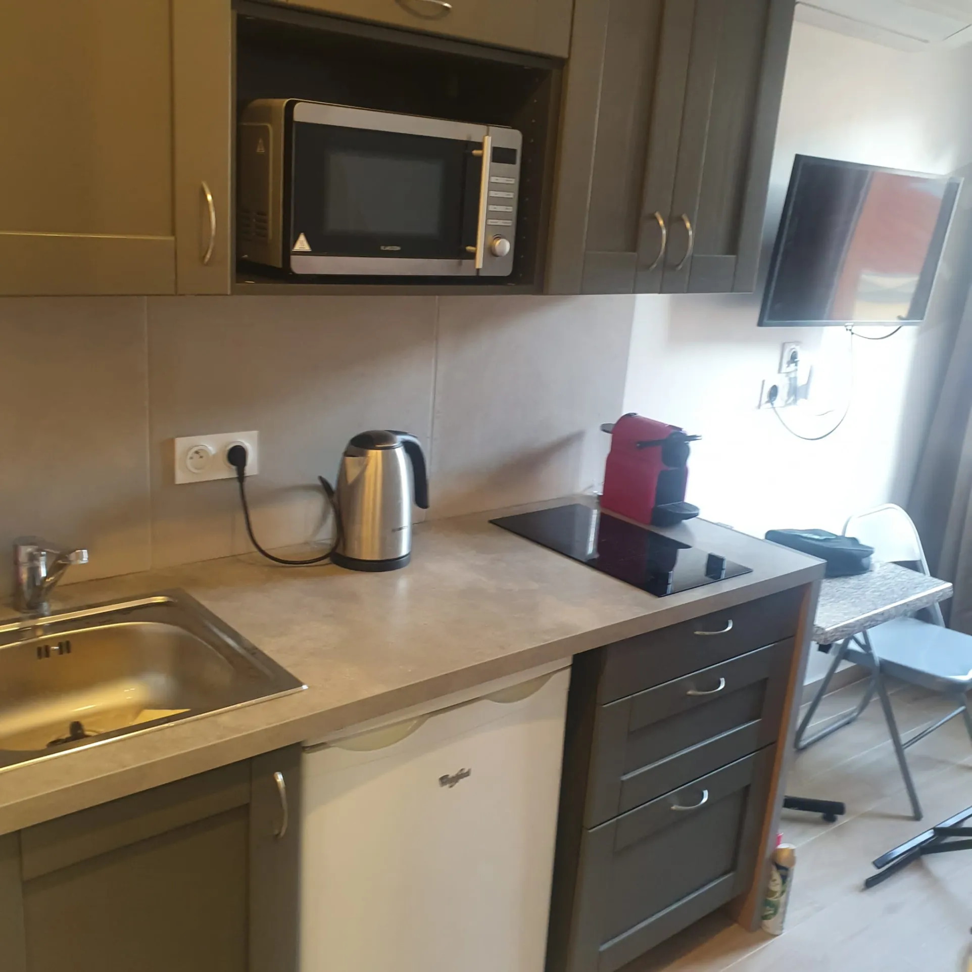 Studio rénové de 12,45 m² à Nice, emplacement idéal et rendement élevé 