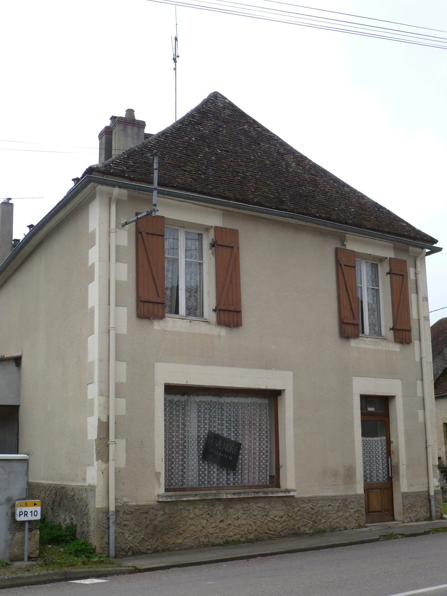 Maison à vendre à Brinon-sur-Beuvron en Bourgogne Nord avec garage et grenier 