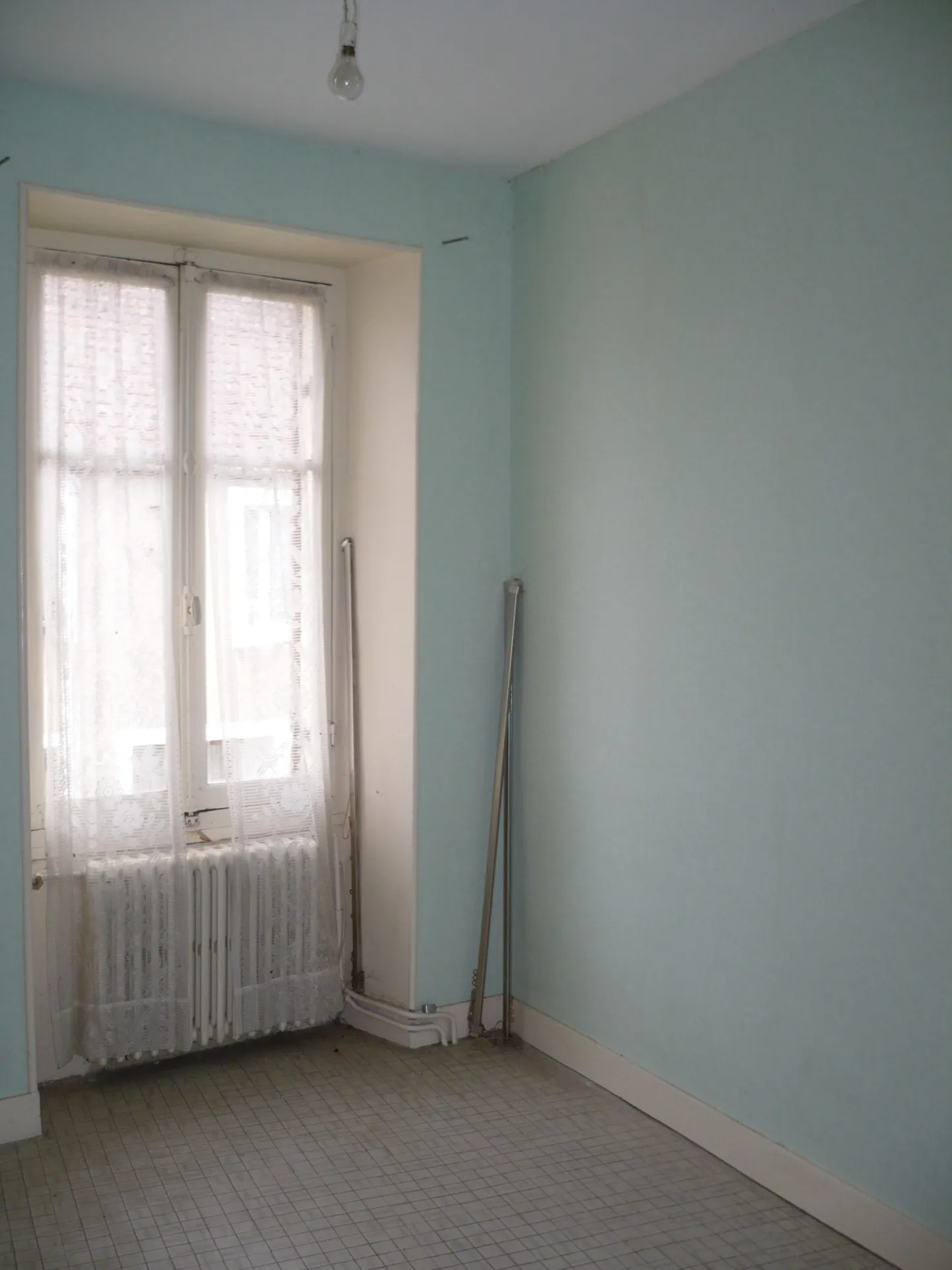 Maison à vendre à Brinon-sur-Beuvron en Bourgogne Nord avec garage et grenier 